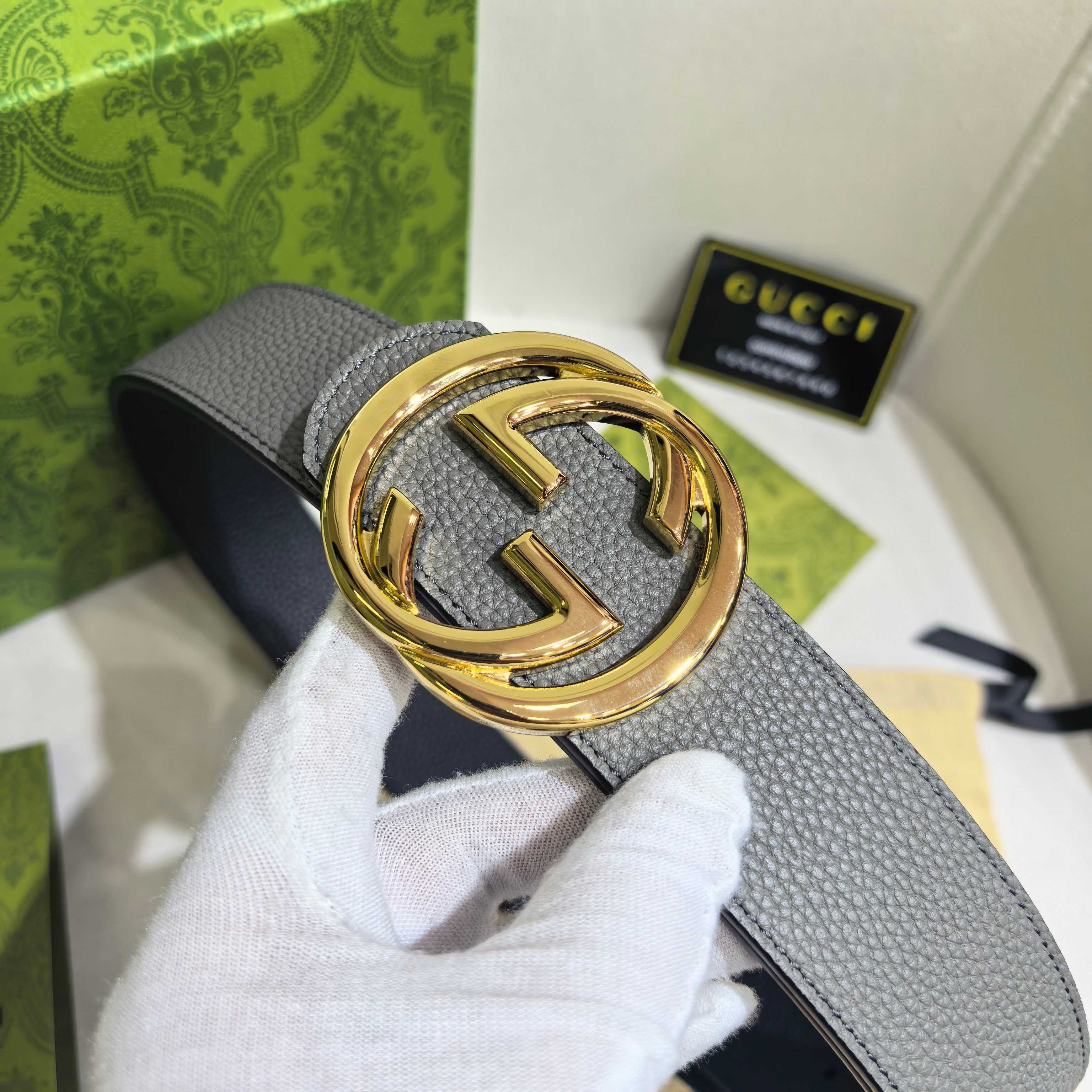 GUCCI  时尚经典腰带。配饰继续引领Gucci全新系列的潮流，以独具匠心的丰富细节和实用功能演绎出众品质。经典的双G