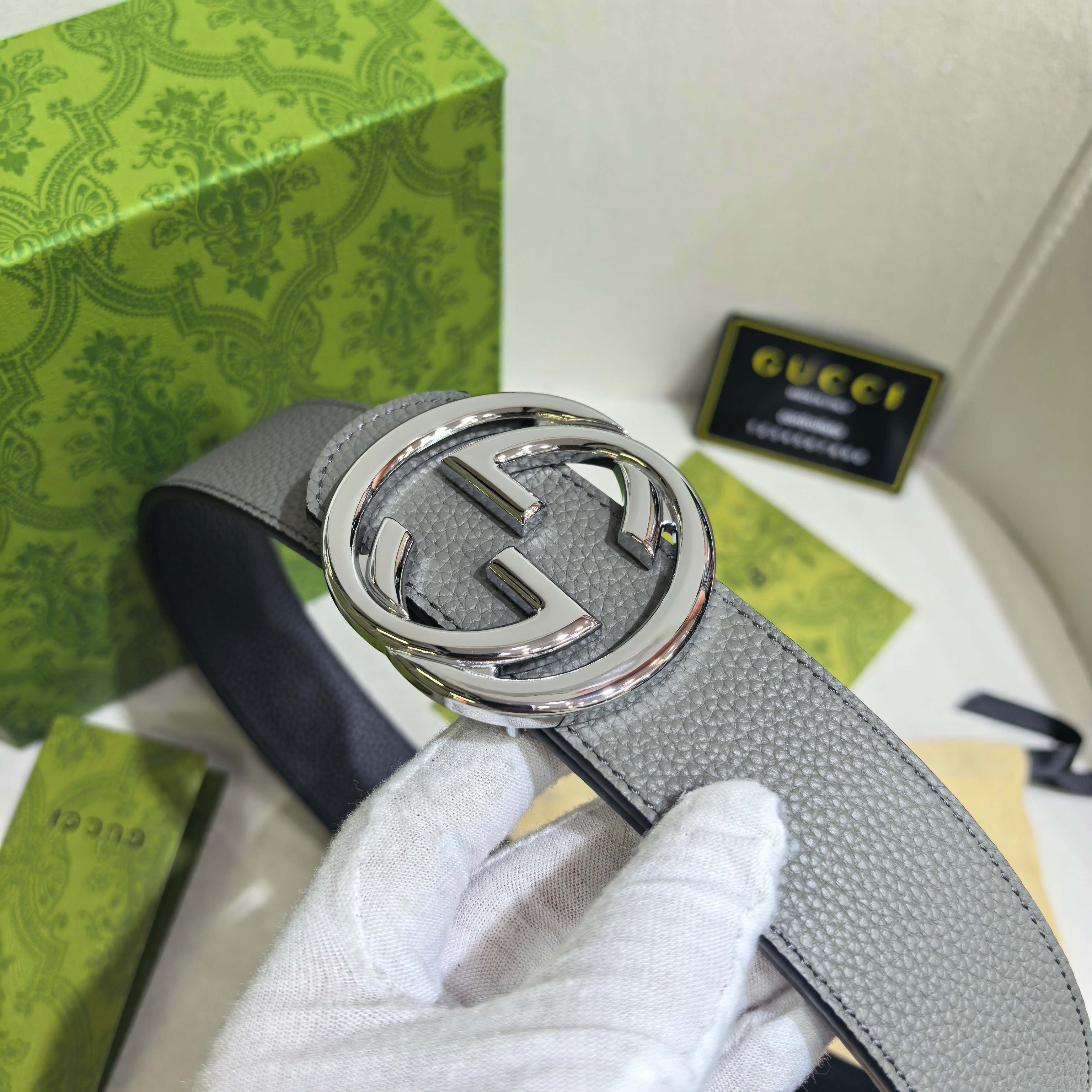 GUCCI  时尚经典腰带。配饰继续引领Gucci全新系列的潮流，以独具匠心的丰富细节和实用功能演绎出众品质。经典的双G
