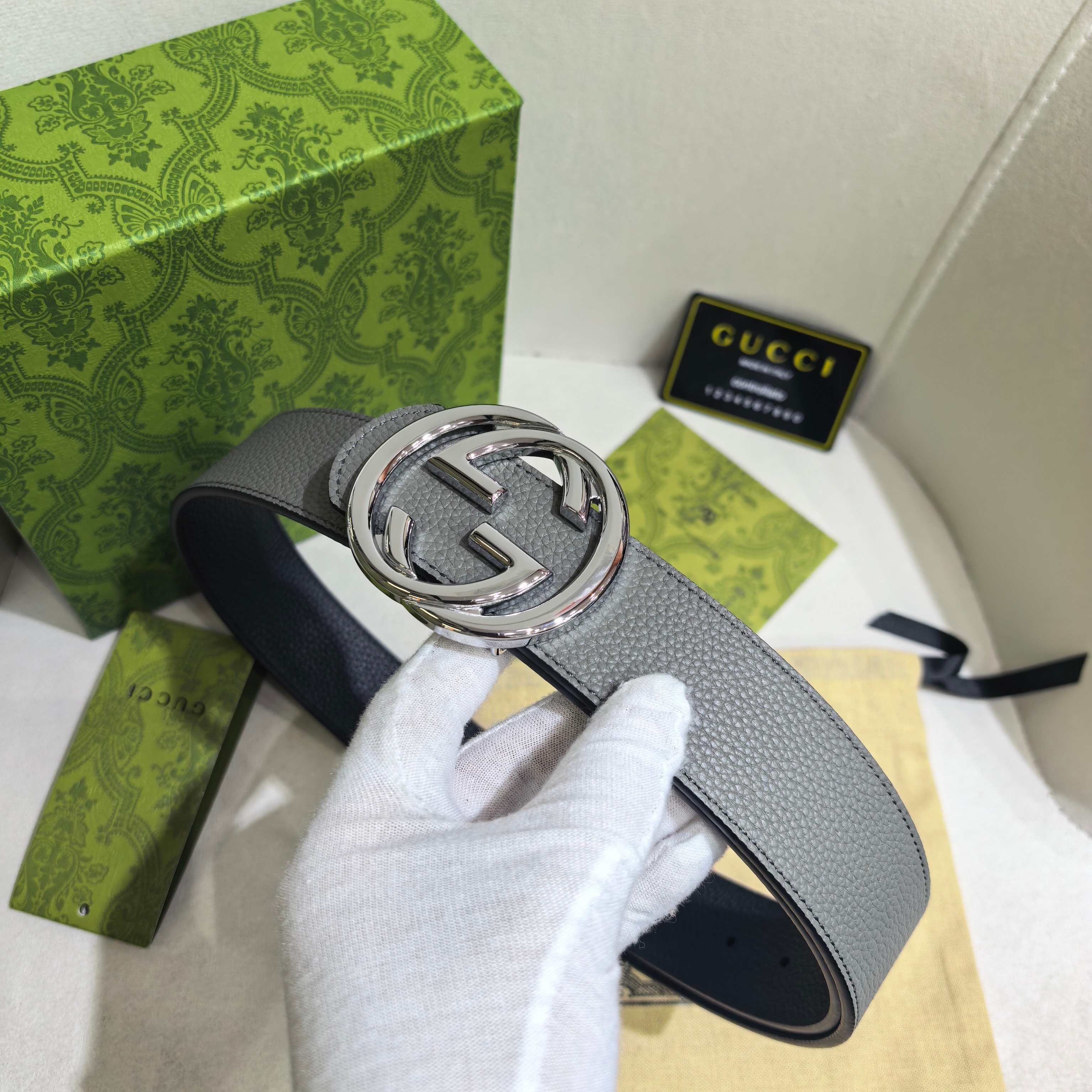 GUCCI  时尚经典腰带。配饰继续引领Gucci全新系列的潮流，以独具匠心的丰富细节和实用功能演绎出众品质。经典的双G