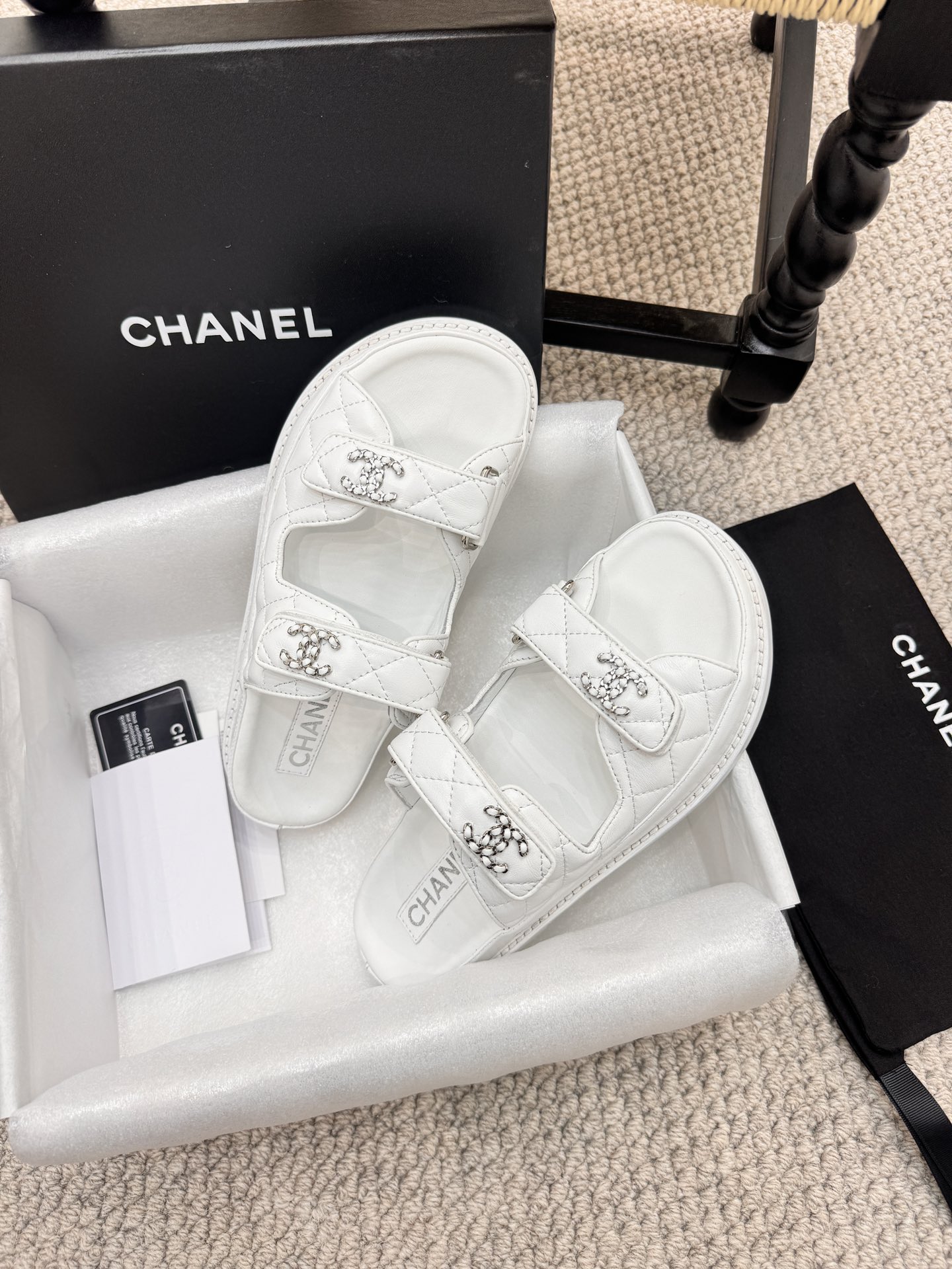 NO:231537,* 25P Spring and Summer Classic!  Beach shoes are booming on the entire network!  The latest model in the counter is still made me willing to buy it. Only by buying it will you know its fashion. Popular and popular models must be ranked. All four seasons of matching are invincible. Various bloggers and internet celebrity styles are all visible. Super recommended models!  This series is available now. Buy for 10,600!  Full-layer luxury leather large bottom, original material!  In the sheepskin!  Welcome to compare!  Official catalogue Number of codes 35-41 are all equipped with top-level counter-level packaging!  slippers slippers sheepskin Leather soles19860909* 25P 春夏经典款！ 沙滩鞋全网爆爆爆！专柜最新款,上脚依然让我心甘情愿剁手入,购入手才会知道它的时髦,人气爆款必须得有它排名,四季搭配都无敌了,各种博主、网红范搭配尽显眼前,超级推荐款！本系列现已发售. 以10600购入！全层奢侈真皮大底,原版材料！羊皮里！欢迎对比！ 官方目录 码数35-41 均配顶级专柜级包装！,拖鞋,slippers,sheepskin,Leather soles,Women's Shoes