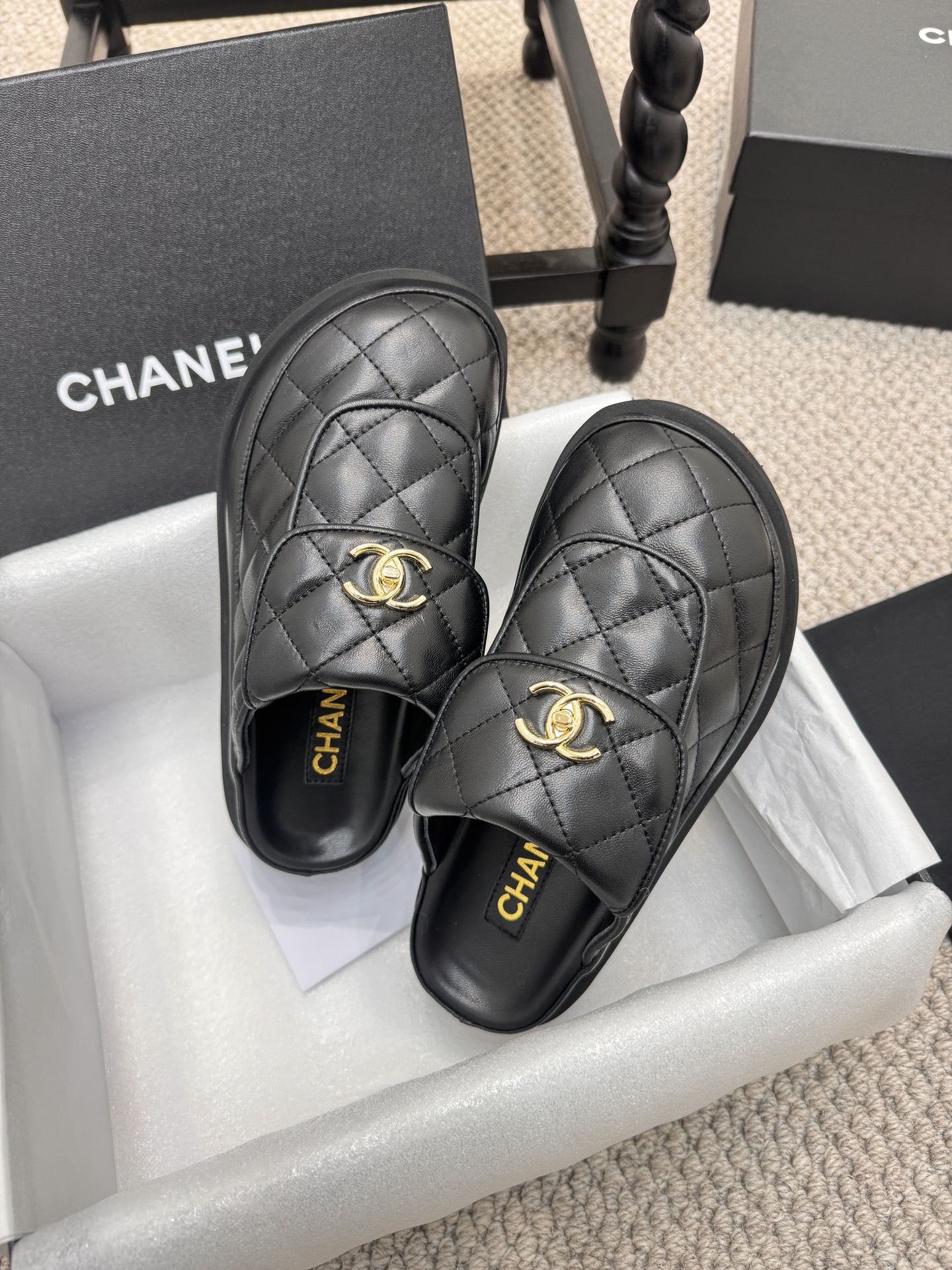 NO:231562,Purchase level, top version original version 1:1, double C button half-drag, Xiaoxiangjia's classic diamond elements are popular, and this season's Xiangjia's big hit!  The back cover bag really loves it at first sight. The upper is original cowhide, inner sheepskin, hardware is original mold button. Size: 35-40. The original large sole is 4.5cm thick, semi-torque, chanel, cowhide, sheepskin19860909代购级 顶级版本原版1:1 双c扣半拖 小香家经典的菱格元素 火爆上新 这一季香家大爆款！反盖袋子真的一眼爱了 鞋面原版牛皮 内里羊皮 五金原版开模扣子 码数:35-40 大底原版大底厚4.5cm,半拖,chanel,cowhide,sheepskin,Women's Shoes