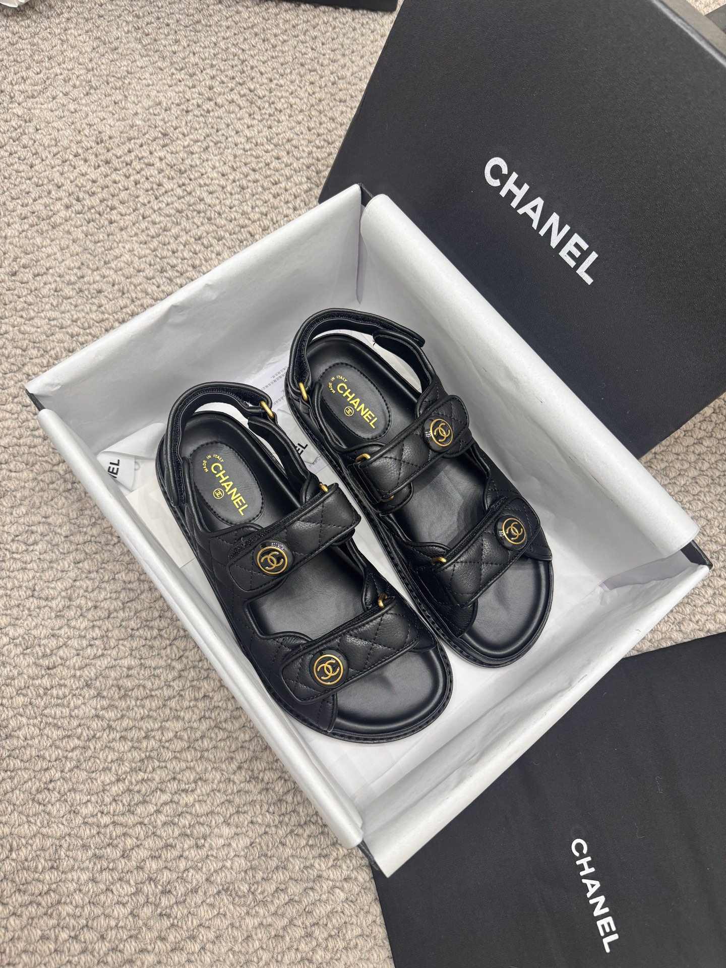 NO:255083,Batch * 25P Spring and Summer Classic!  Beach shoes are booming on the entire network!  The latest model in the counter is still made me willing to buy it. Only by buying it will you know its fashion. Popular and popular models must be ranked. All four seasons of matching are invincible. Various bloggers and internet celebrity styles are all visible. Super recommended models!  This series is available now. Buy for 10,600!  Full-layer luxury leather large bottom, original material!  In the sheepskin!  Welcome to compare!  Official catalogue Number of codes 35-41 are all equipped with top-level counter-level packaging!  sandals sandals sheepskin Leather soles19860909批 * 25P 春夏经典款！ 沙滩鞋全网爆爆爆！专柜最新款,上脚依然让我心甘情愿剁手入,购入手才会知道它的时髦,人气爆款必须得有它排名,四季搭配都无敌了,各种博主、网红范搭配尽显眼前,超级推荐款！本系列现已发售. 以10600购入！全层奢侈真皮大底,原版材料！羊皮里！欢迎对比！ 官方目录 码数35-41 均配顶级专柜级包装！,凉鞋,sandals,sheepskin,Leather soles,Women's Shoes