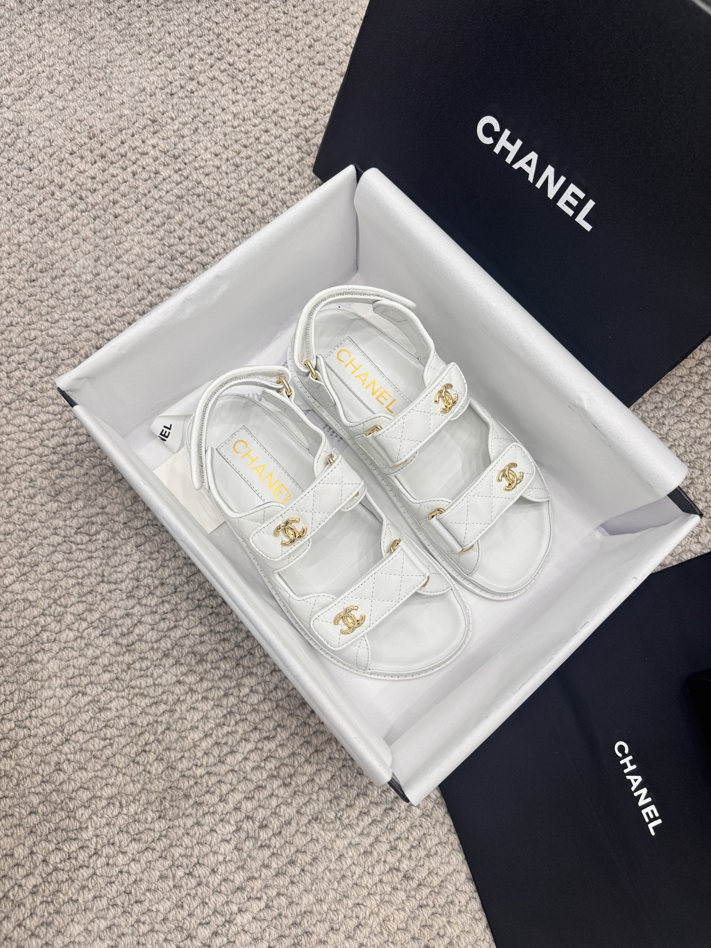 NO:255098,New layout!  Higher version!  Chanel 202 point new color Velcro sandal layout!  All colors are available in my home!  !  Imported upper fabric, sheepskin inside the footrest, multi-layer genuine leather sole. All equipped with top-grade packaging for the counter!  Size: 35-41 (can be made of rubber sole), sandals, chanel, sandals, sheepskin, Leather soles19860909新版面！高版本！Chanel 202点新色魔术贴凉鞋版面！ 所有的颜色我家都有！！鞋面进口面料,垫脚内里羊皮,多层真皮大底. 均配专柜顶级包装！ Size:35-41（可做橡胶底）,凉鞋,chanel,sandals,sheepskin,Leather soles,Women's Shoes