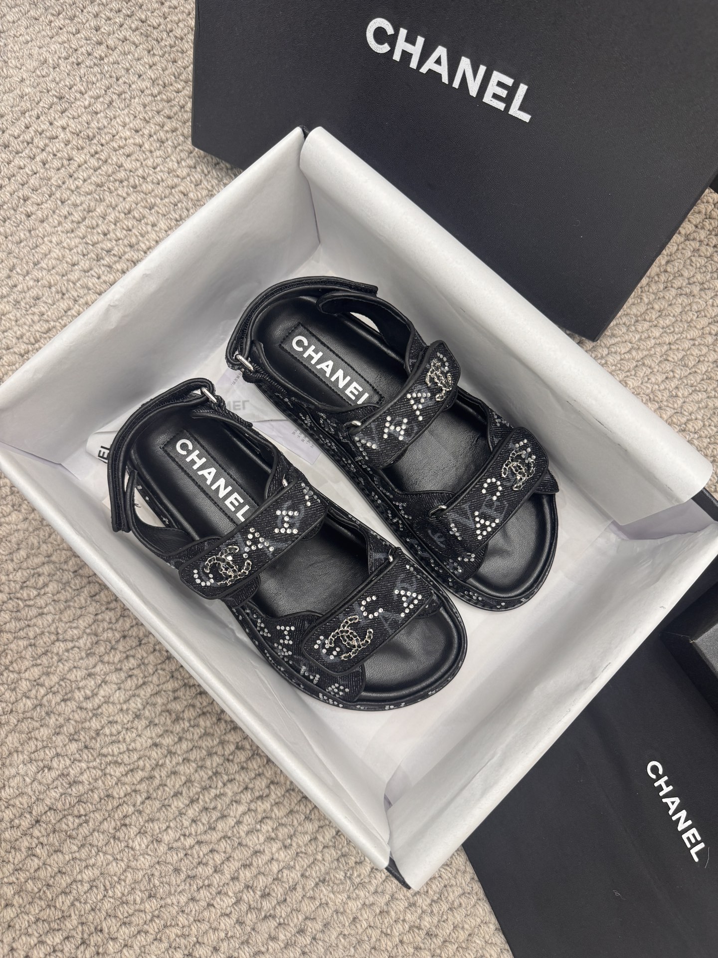 NO:255103,New layout for hot diamonds!  Higher version!  Chanel 202 point new color Velcro sandal layout!  All colors are available in my home!  !  Imported upper fabric, sheepskin inside the footrest, multi-layer genuine leather sole. All equipped with top-grade packaging for the counter!  Size: 35-41 (can be made of rubber sole), sandals, chanel, sandals, sheepskin, Leather soles19860909烫钻 新版面！高版本！Chanel 202点新色魔术贴凉鞋版面！ 所有的颜色我家都有！！鞋面进口面料,垫脚内里羊皮,多层真皮大底. 均配专柜顶级包装！ Size:35-41（可做橡胶底）,凉鞋,chanel,sandals,sheepskin,Leather soles,Women's Shoes