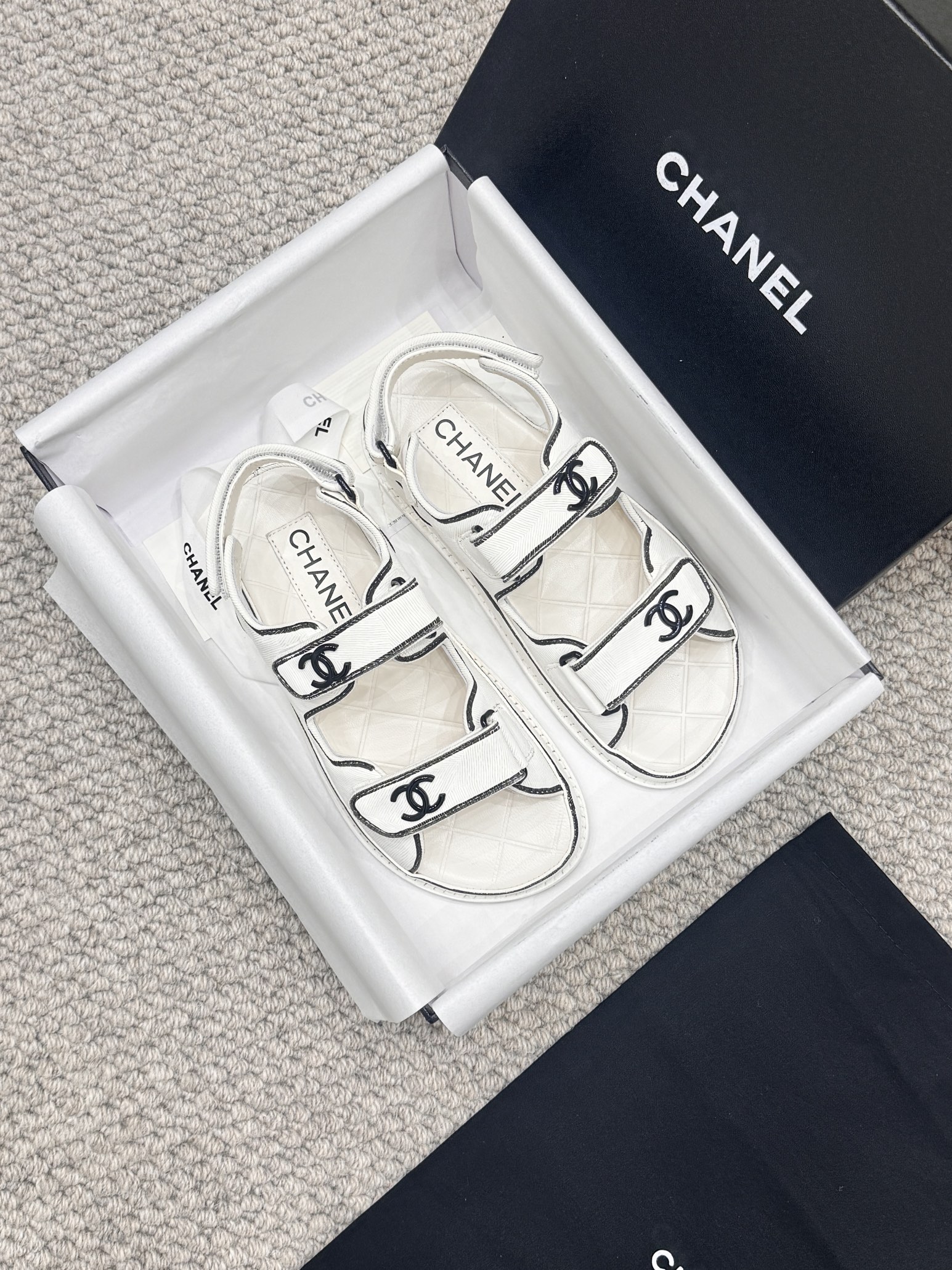 NO:165705,* 25P Spring and Summer Classic!  Beach shoes are booming on the entire network!  The latest model in the counter is still made me willing to buy it. Only by buying it will you know its fashion. Popular and popular models must be ranked. All four seasons of matching are invincible. Various bloggers and internet celebrity styles are all visible. Super recommended models!  This series is available now. Buy for 10,600!  Full-layer luxury leather large bottom, original material!  In the sheepskin!  Welcome to compare!  Official catalogue Number of codes 35-41 are all equipped with top-level counter-level packaging!  Cloth leather double buckles, sandals, sheepskin, Leather soles19860909* 25P 春夏经典款！ 沙滩鞋全网爆爆爆！专柜最新款,上脚依然让我心甘情愿剁手入,购入手才会知道它的时髦,人气爆款必须得有它排名,四季搭配都无敌了,各种博主、网红范搭配尽显眼前,超级推荐款！本系列现已发售. 以10600购入！全层奢侈真皮大底,原版材料！羊皮里！欢迎对比！ 官方目录 码数35-41 均配顶级专柜级包装！ 布面 皮面 双扣,凉鞋,sandals,sheepskin,Leather soles,Women's Shoes