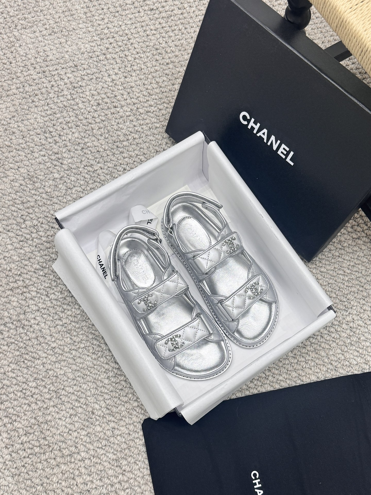 NO:255092,Batch * 25P Spring and Summer Classic!  Beach shoes are booming on the entire network!  The latest model in the counter is still made me willing to buy it. Only by buying it will you know its fashion. Popular and popular models must be ranked. All four seasons of matching are invincible. Various bloggers and internet celebrity styles are all visible. Super recommended models!  This series is available now. Buy for 10,600!  Full-layer luxury leather large bottom, original material!  In the sheepskin!  Welcome to compare!  Official catalogue Number of codes 35-41 are all equipped with top-level counter-level packaging!  sandals sandals sheepskin Leather soles19860909批 * 25P 春夏经典款！ 沙滩鞋全网爆爆爆！专柜最新款,上脚依然让我心甘情愿剁手入,购入手才会知道它的时髦,人气爆款必须得有它排名,四季搭配都无敌了,各种博主、网红范搭配尽显眼前,超级推荐款！本系列现已发售. 以10600购入！全层奢侈真皮大底,原版材料！羊皮里！欢迎对比！ 官方目录 码数35-41 均配顶级专柜级包装！,凉鞋,sandals,sheepskin,Leather soles,Women's Shoes