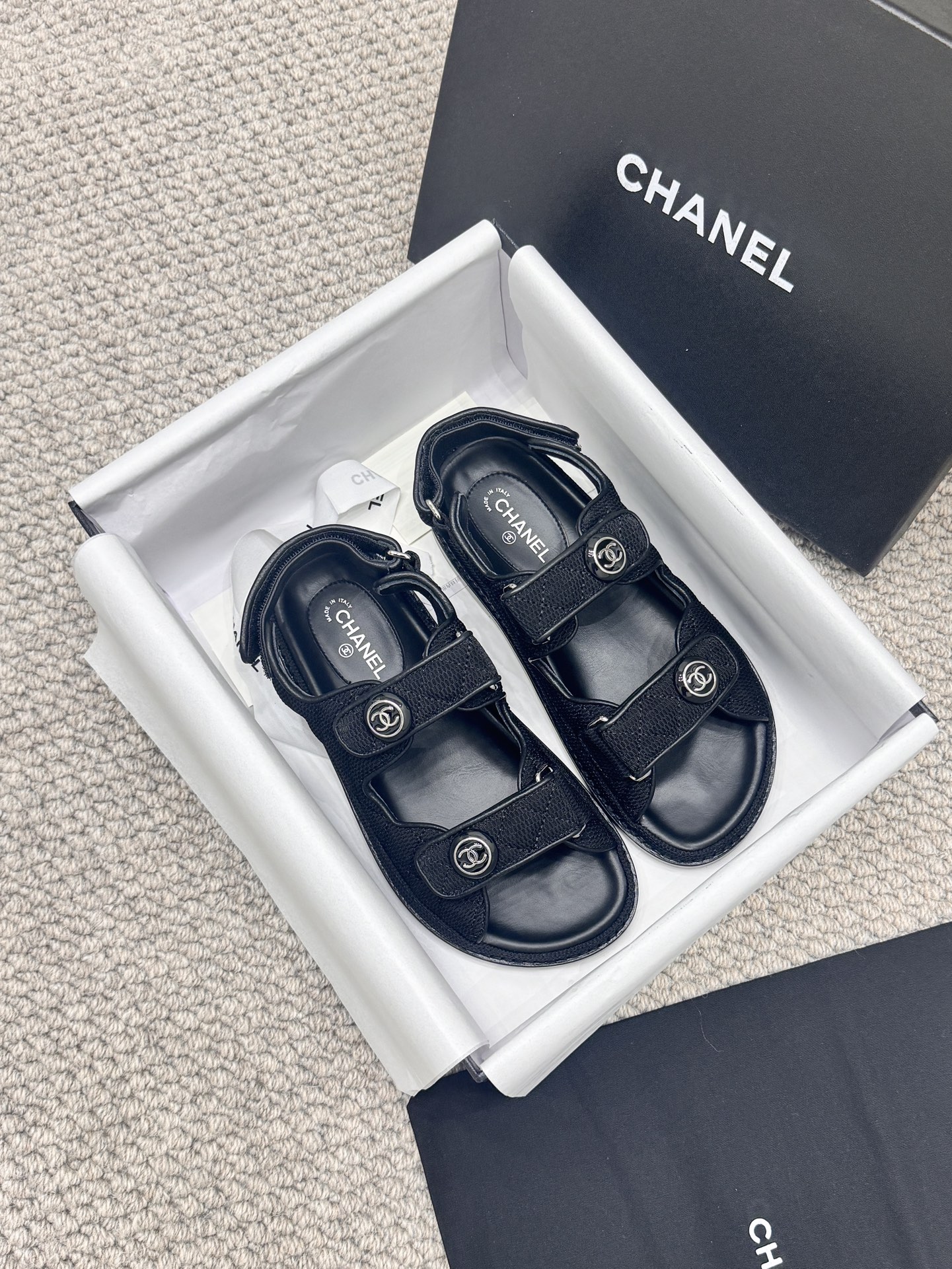 NO:255086,Batch * 25P Spring and Summer Classic!  Beach shoes are booming on the entire network!  The latest model in the counter is still made me willing to buy it. Only by buying it will you know its fashion. Popular and popular models must be ranked. All four seasons of matching are invincible. Various bloggers and internet celebrity styles are all visible. Super recommended models!  This series is available now. Buy for 10,600!  Full-layer luxury leather large bottom, original material!  In the sheepskin!  Welcome to compare!  Official catalog Number of codes 35-41 are all equipped with top-level counter-level packaging, sandals, sandals, sheepskin, Leather soles19860909批 * 25P 春夏经典款！ 沙滩鞋全网爆爆爆！专柜最新款,上脚依然让我心甘情愿剁手入,购入手才会知道它的时髦,人气爆款必须得有它排名,四季搭配都无敌了,各种博主、网红范搭配尽显眼前,超级推荐款！本系列现已发售. 以10600购入！全层奢侈真皮大底,原版材料！羊皮里！欢迎对比！ 官方目录 码数35-41 均配顶级专柜级包装,凉鞋,sandals,sheepskin,Leather soles,Women's Shoes