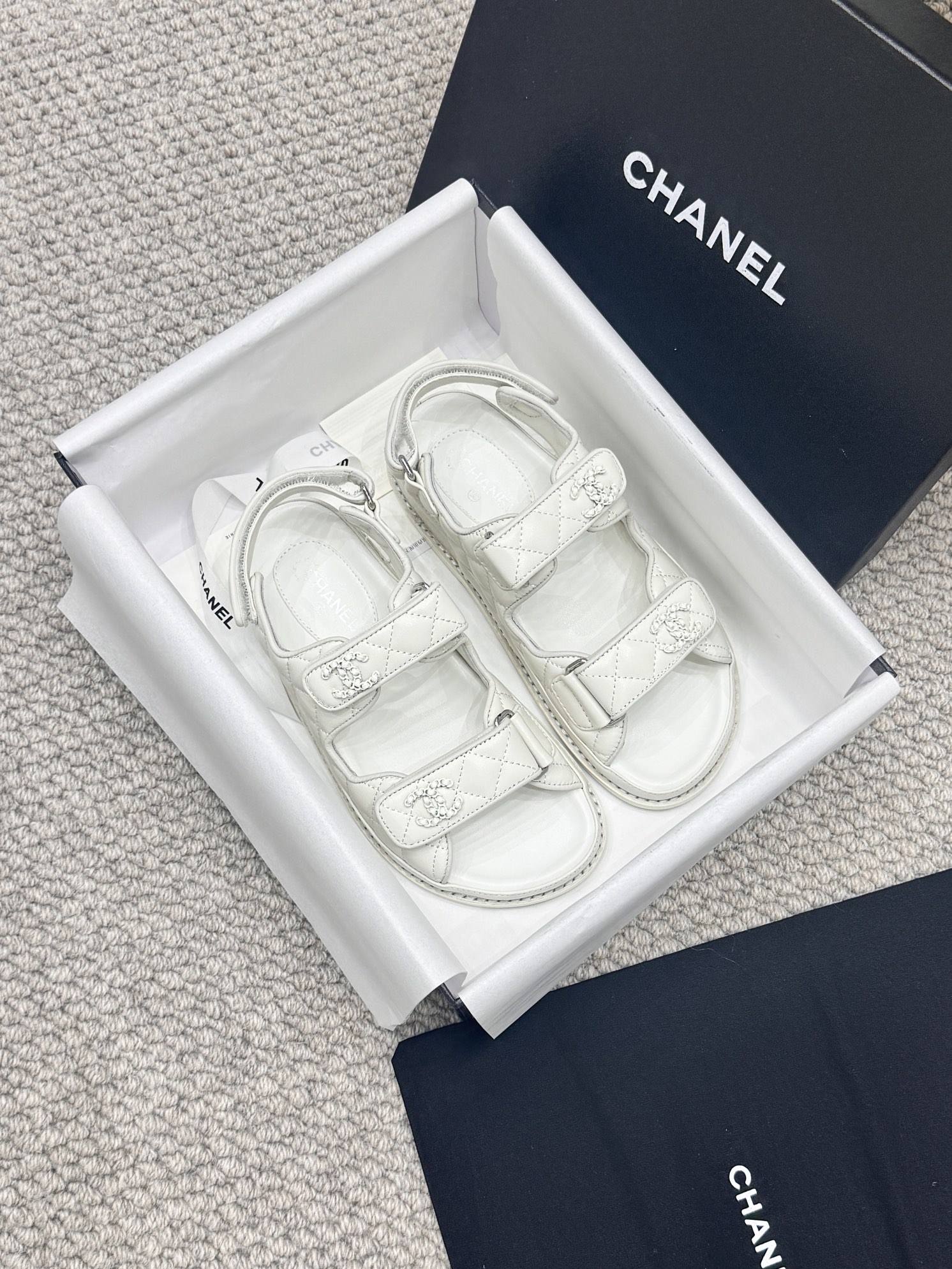 NO:255089,Batch * 25P Spring and Summer Classic!  Beach shoes are booming on the entire network!  The latest model in the counter is still made me willing to buy it. Only by buying it will you know its fashion. Popular and popular models must be ranked. All four seasons of matching are invincible. Various bloggers and internet celebrity styles are all visible. Super recommended models!  This series is available now. Buy for 10,600!  Full-layer luxury leather large bottom, original material!  In the sheepskin!  Welcome to compare!  Official catalogue Number of codes 35-41 are all equipped with top-level counter-level packaging!  sandals sandals sheepskin Leather soles19860909批 * 25P 春夏经典款！ 沙滩鞋全网爆爆爆！专柜最新款,上脚依然让我心甘情愿剁手入,购入手才会知道它的时髦,人气爆款必须得有它排名,四季搭配都无敌了,各种博主、网红范搭配尽显眼前,超级推荐款！本系列现已发售. 以10600购入！全层奢侈真皮大底,原版材料！羊皮里！欢迎对比！ 官方目录 码数35-41 均配顶级专柜级包装！,凉鞋,sandals,sheepskin,Leather soles,Women's Shoes