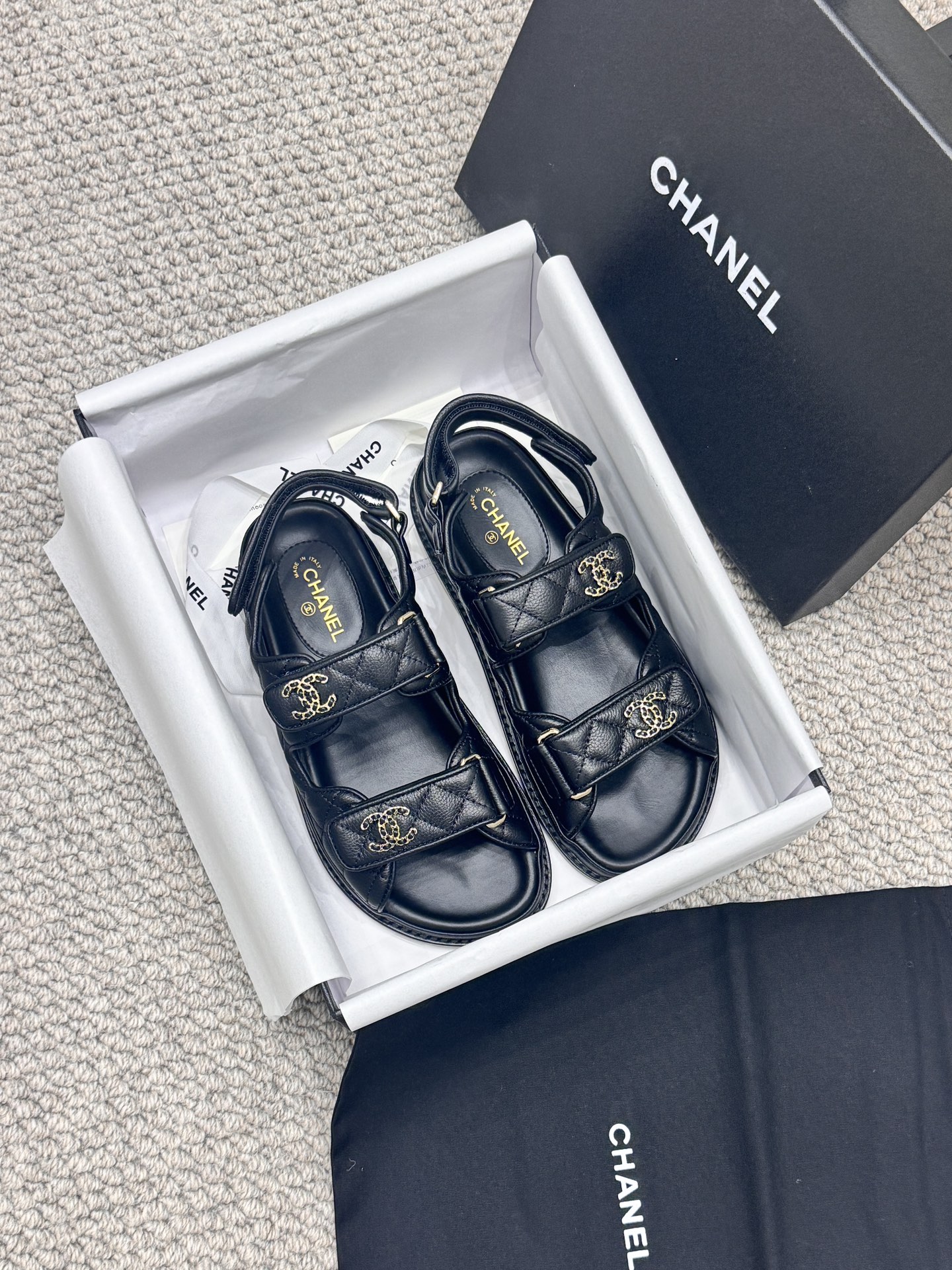 NO:255095,Comment New page!  Higher version!  Chanel 202 point new color Velcro sandal layout!  All colors are available in my home!  !  Imported upper fabric, sheepskin inside the footrest, multi-layer genuine leather sole. All equipped with top-grade packaging for the counter!  Size: 35-41 (can be made of rubber sole), sandals, chanel, sandals, sheepskin, Leather soles19860909批 新版面！高版本！Chanel 202点新色魔术贴凉鞋版面！ 所有的颜色我家都有！！鞋面进口面料,垫脚内里羊皮,多层真皮大底. 均配专柜顶级包装！ Size:35-41（可做橡胶底）,凉鞋,chanel,sandals,sheepskin,Leather soles,Women's Shoes