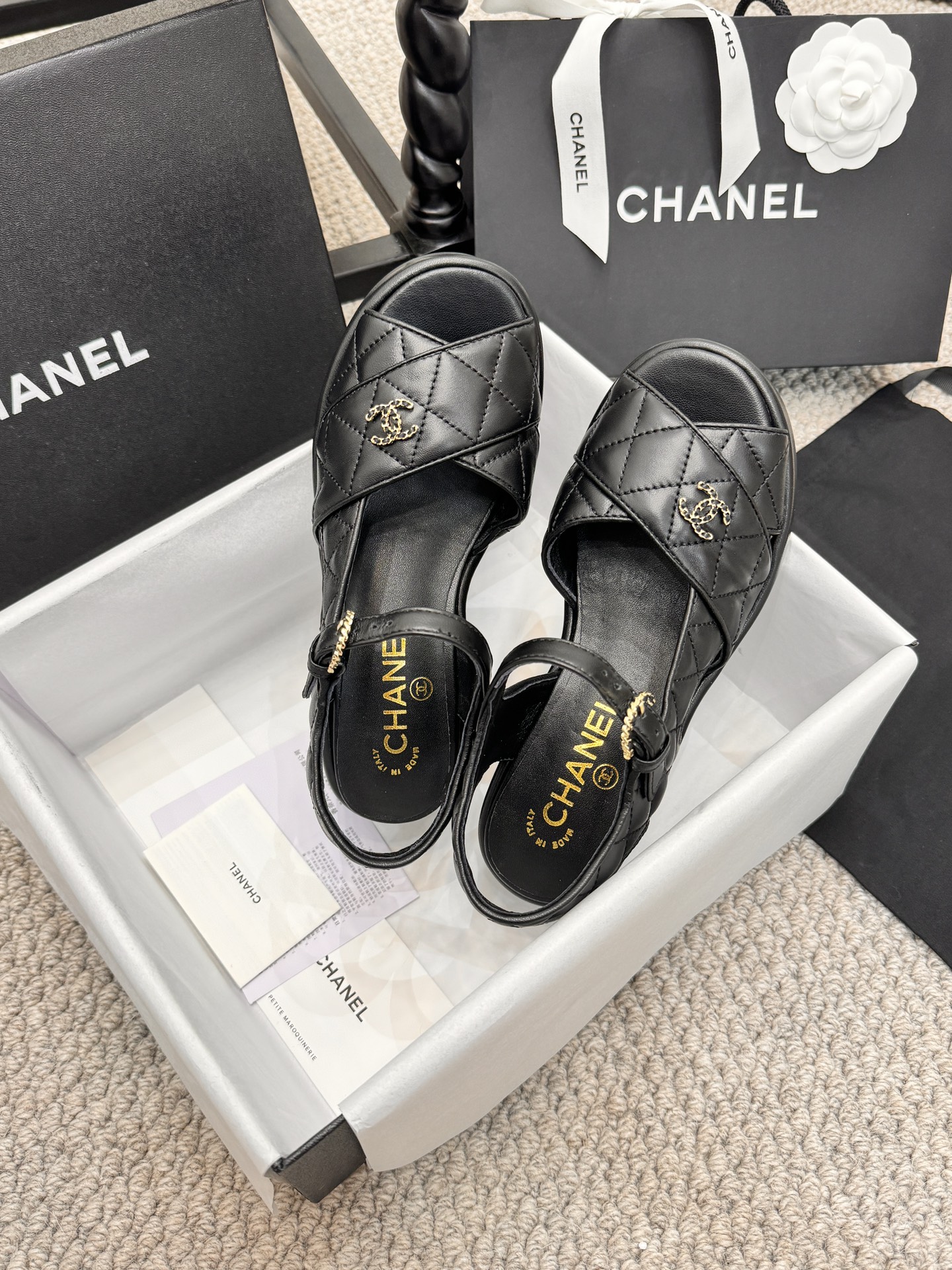 NO:409839,Wedge-style leather fabric Chanel top version thick-soled lame sandals Xiaoxiangjia's classic diamond elements with double C buckles strive to achieve zero distance from the genuine product regardless of details and workmanship. Sell all low-end versions on the market in seconds. Materials, fabrics, satin, cowhide, sheepskin, silk fabric. Heel height 7.5cm. Size 35-40. Sandals, chanel, chanel, sandals, cowhide, sheepskin, silk fabric.19860909坡跟款皮面布面 Chanel顶级版本厚底跛跟凉鞋 小香家经典的菱格元素搭配双C扣 无论细节及做工都力求做到和正品零距离 秒杀市面上所有低端版本 材料面料绸缎布/牛皮  内里羊皮  大底原版大底  跟高7.5cm  码数35-40,凉鞋,chanel,chanel,sandals,cowhide,sheepskin,silk fabric,Women's Shoes