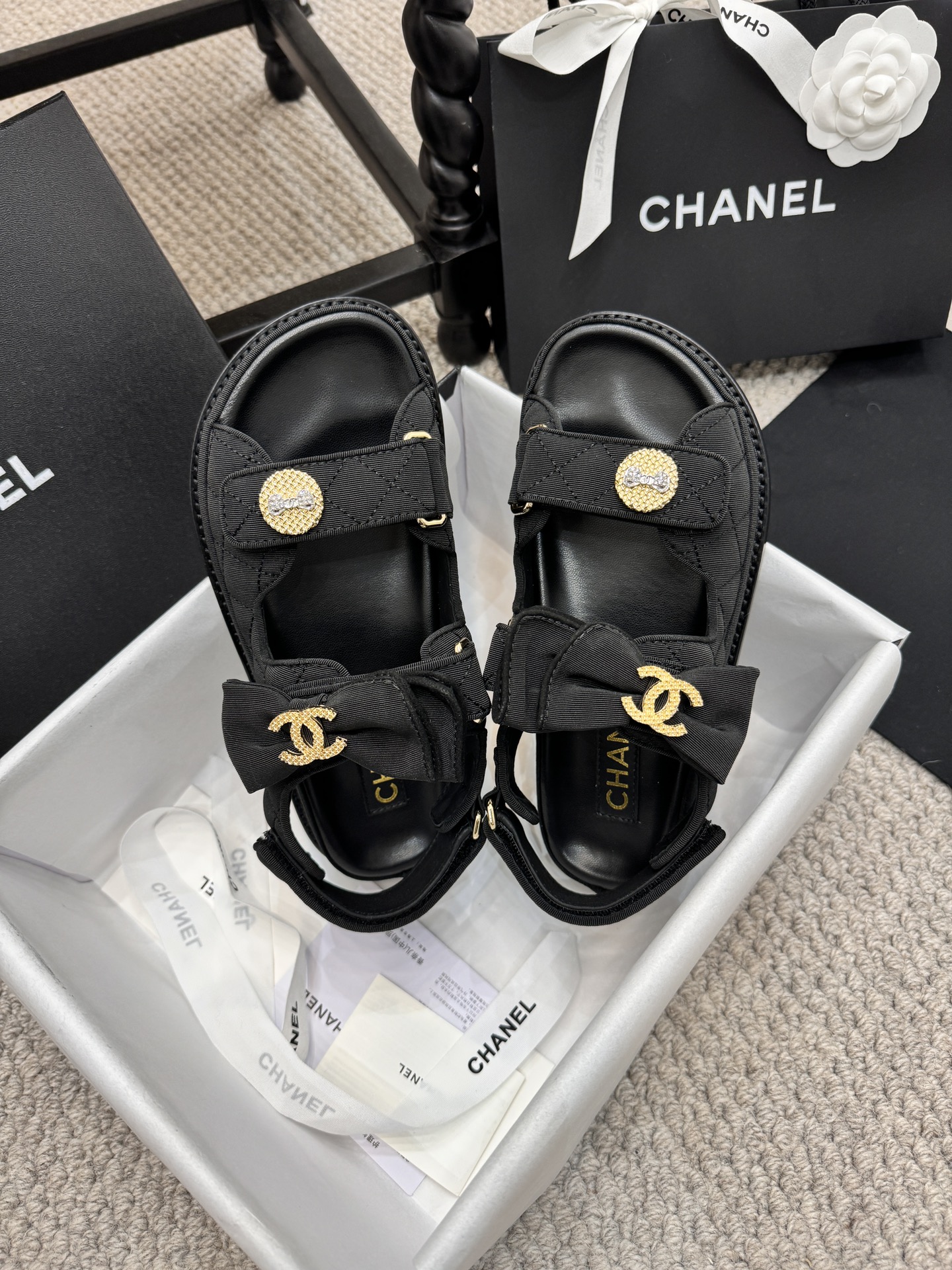 NO:255081,New layout!  Higher version!  Chanel 202 point new color Velcro sandal layout!  All colors are available in my home!  !  Imported upper fabric, sheepskin inside the footrest, multi-layer genuine leather sole. All equipped with top-grade packaging for the counter!  Size: 35-41 (can be made of rubber sole), sandals, chanel, sandals, sheepskin, Leather soles19860909新版面！高版本！Chanel 202点新色魔术贴凉鞋版面！ 所有的颜色我家都有！！鞋面进口面料,垫脚内里羊皮,多层真皮大底. 均配专柜顶级包装！ Size:35-41（可做橡胶底）,凉鞋,chanel,sandals,sheepskin,Leather soles,Women's Shoes