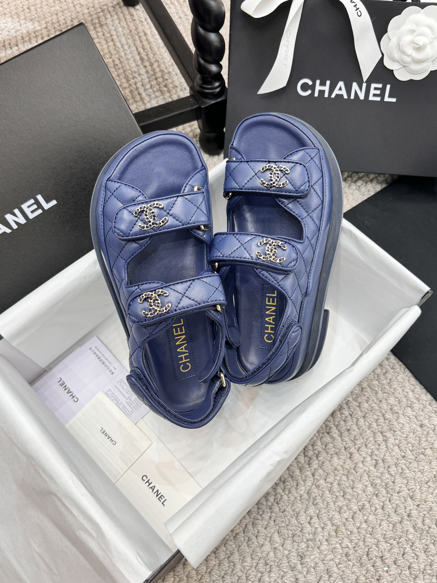 NO:165559,Chane* small fragrance bow beach sandals top counter quality one of the must-have classics every year!  The latest design of the bow and diamond buckle is more prominent and tasteful~ All materials are customized according to the original version!  Purchase genuine products to develop. Universal and versatile artifact, summer beach resistant style. Shandong silk cloth. The inner lining is imported sheepskin. Original EVA outsole! Size 35-40, sandals, chanel, sandals, sheepskin, silk fabric19860909Chane*小香蝴蝶结沙滩凉鞋 顶级专柜品质 每年必入的经典款之一！最新出蝴蝶结钻扣搭配设计 更加彰显和品味～所有材质都根据原版定制！购入正品开发.万能百搭神器,夏日沙滩耐造款.山东绸缎布.内里为进口羊皮.原版EVA大底! 码数35-40,凉鞋,chanel,sandals,sheepskin,silk fabric,Women's Shoes