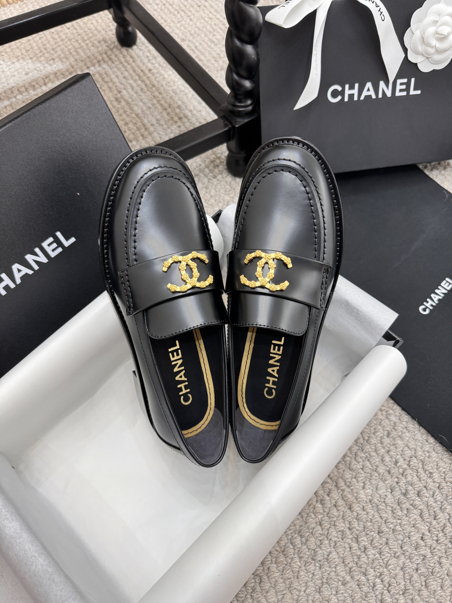 NO:814569,Classic high-end quality classic spring and summer four-season series loafers, single shoes, small leather shoes, top series must-have hot items for fragrance families in spring, goddess series, with the elegant and ladylike temperament of fragrance families, super durable and irresistible!  The upper is made of imported open-edge beaded cowhide with high texture/imported mixed sheepskin original molded buckle + silver-plated hardware chain. The lining is made of imported lambskin, which is soft and comfortable. Original molded version, Italian genuine leather outsole. Standard code 35 to 40 (customized in 40, long-term stock), loafers and half-slippers, chanel, loafers, cowhide, sheepskin, Leather soles19860909经典款  高端品质经典款春夏四季系列乐福鞋,单鞋,小皮鞋,顶级系列春季香家必备爆款,女神系列,拥有香家特色优雅名媛气质,超级耐看,让人无法抗拒！ 鞋面进口开边珠牛皮高级有质感/进口混种羊皮原版开模扣+镀银五金链条 内里垫脚进口小羊皮,柔软舒适性高 原模开版,意大利真皮大底 标准码 35一40(40订制,长期有货),乐福鞋半拖,chanel,loafers,cowhide,sheepskin,Leather soles,Women's Shoes