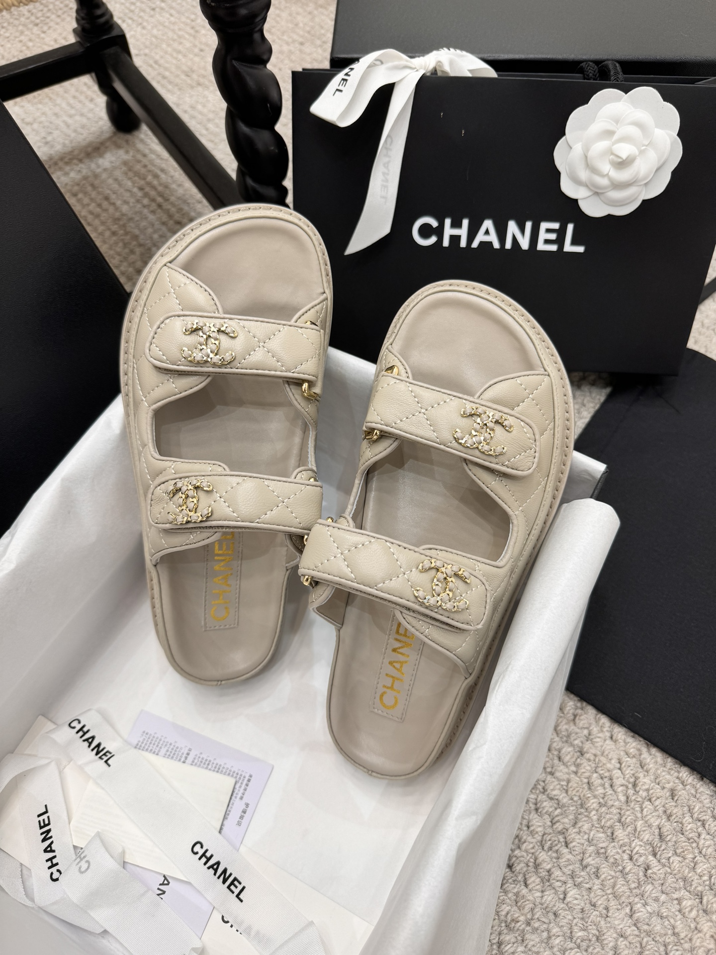 NO:493590,Top version CHANE/Chanel Velcro beach slippers, leather outsole high version, super complete colors, and continuous synchronization of counters is increasing!  The street-fried small fragrance sandals that must be purchased this year. A large group of trendy people show in Xiaohongshu is really popular. A must-have beach slippers when going out. Super versatile and fashionable and slim. Purchase the original version and develop it. It is perfectly replicated 1:1. The upper is imported lychee pattern cowhide leather/satin/mesh. The inner lambskin is paired with a thickened leather sole. The texture is excellent and the foot binding feel is comfortable!  The original exquisite Xiaoxiang logo hardware buckle with exquisite mold opening is classic and not easy to get out of style!  Size 35-41, slippers, chanel, chanel, sandals, slippers, cowhide, sheepskin, silk fabric, Leather soles19860909顶级版本 CHANE/香奈儿 魔术贴沙滩拖鞋,真皮大底高版本,颜色超全,且持续同步专柜增加中！ 炸街款今年必须入手的小香凉鞋 小红书一大帮潮人秀,着实火出圈 出街必备沙滩拖鞋 超级百搭时尚且显瘦 购入原版开发,1:1完美复刻 鞋面采用进口荔枝纹牛皮/绸缎面/网面/牛皮 内里进口小羊皮,搭配加加厚真皮大底,质感一级棒,上脚有舒适的裹脚感！原版开模精致的小香logo五金扣,经典又不容易过时！ 码数35-41,拖鞋,chanel,chanel,sandals,slippers,cowhide,sheepskin,silk fabric,Leather soles,Women's Shoes