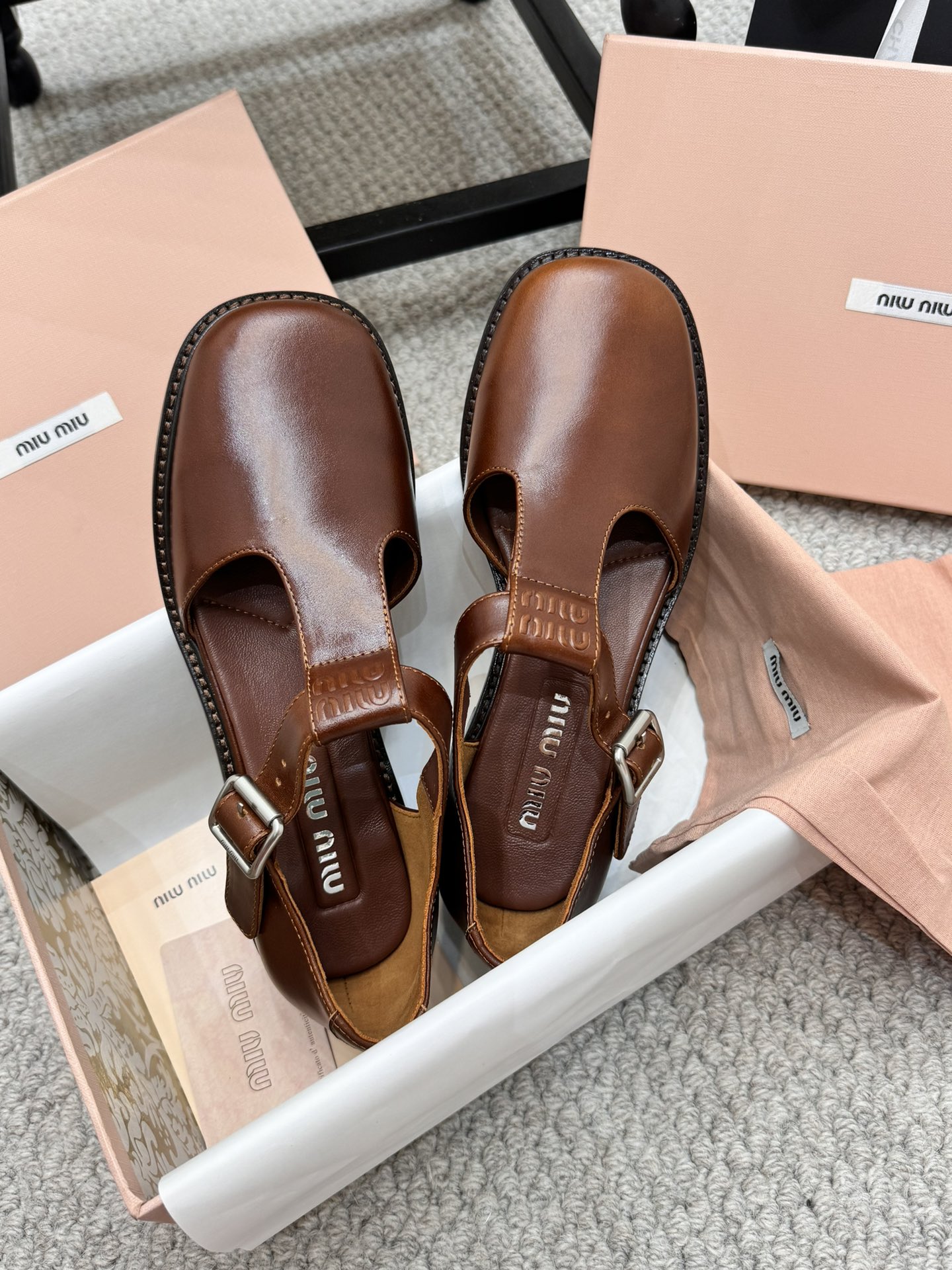NO:409884,Showcase SIZE35-36-37-38-39-40 MiuMiu丨24FW new retro showcase Loafer sandals The more you look, the more you look, the more you look, the college style, the high-end feeling is very high-end, the upper is embedded with 'logo' retro and fashionable, hide this cute little thought is sweet and cool, the shoe shape is round and delicate~ zp high-end custom original cowhide zp imported lambskin zp private mold rubber sole, loafers, miumiu, loafers, sandals, cowhide, sheepskin, socks19860909走秀款 SIZE35-36-37-38-39-40 MiuMiu丨24FW新款复古走秀款乐福凉鞋 越看越上头的乐福凉鞋,配上袜子也是妥妥的学院风,高级感十足,鞋面中问嵌入“标志”复古又时髦,藏起来这种可爱小心思又甜又酷,鞋型圆润秀气～ zp高级定制原厂牛皮 zp内里进口小羊皮 z私模橡胶鞋底,乐福鞋,miumiu,loafers,sandals,cowhide,sheepskin,socks,Women's Shoes