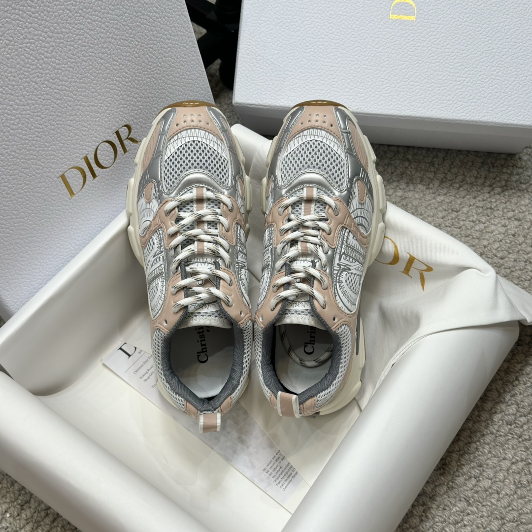 NO:259118,Hot DIOR CHRONO DIO high-end version. Original development of new TPU absorbent film ultra-light and extremely soft combination sole. Sports style...sports shoes... dad shoes... super beautiful and amazing... celebrities and internet celebrities from all walks of life are putting on the feet. The dazzling logo is classic and versatile for all seasons... The painting style sneakers that you can fall in love with at a glance; the mix of leather and mesh painting art materials. The CD logo outlined by the thin lines on the side is unique. The details are full... The quality is completely consistent with the counter. The configuration of the original packaging of the counter. SIZE35-40 (41 can be customized), dad shoes, dior, dior, sneakers19860909爆款 DIOR CHRONO 迪奥高版本. 原版开发全新TPU吸膜超轻极软组合大底. 运动风格…运动鞋..老爹鞋.. 上脚超美超赞..各路明星网红纷纷上脚..耀眼logo经典百搭四季皆宜..一眼就能爱上的绘画风格运动鞋；皮革与网面绘画艺术材质的混搭.侧面细线勾勒的CD logo别出心栽..细节满满… 品质完全与专柜一致.. 配置专柜原版包装. SIZE35-40（41可订做),老爹鞋,dior,dior,sneakers,Women's Shoes