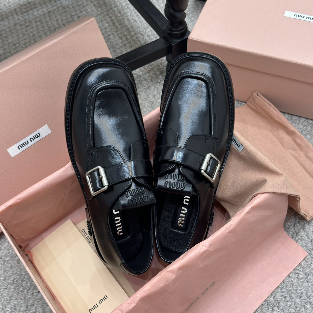 NO:409888,The catwalk model Miumiu new square toe thick heel retro Rock Loafers a bit of a retro lady flavor. The more you look at it, the more you like it. The classic black is cute and elegant. You don’t have to walk and there is no pressure. The classic letter buckle on the side is even more unique. The eyes are lit. The upper cowhide, the inner sheepskin, the sole genuine leather rubber sole, the shoe size 35-40, loafers, miumiu, loafers, cowhide, sheepskin19860909走秀款 Miumiu新款方头粗跟复古 洛克乐福鞋 有点复古的小姐味道 越看越喜欢 经典的黑色可爱又优雅 走路不累脚 也没有压力 侧面经典字母扣搭配 更是一绝 眼前一亮 鞋面牛皮 内里羊皮 大底真皮橡胶大底 鞋码35-40,乐福鞋,miumiu,loafers,cowhide,sheepskin,Women's Shoes