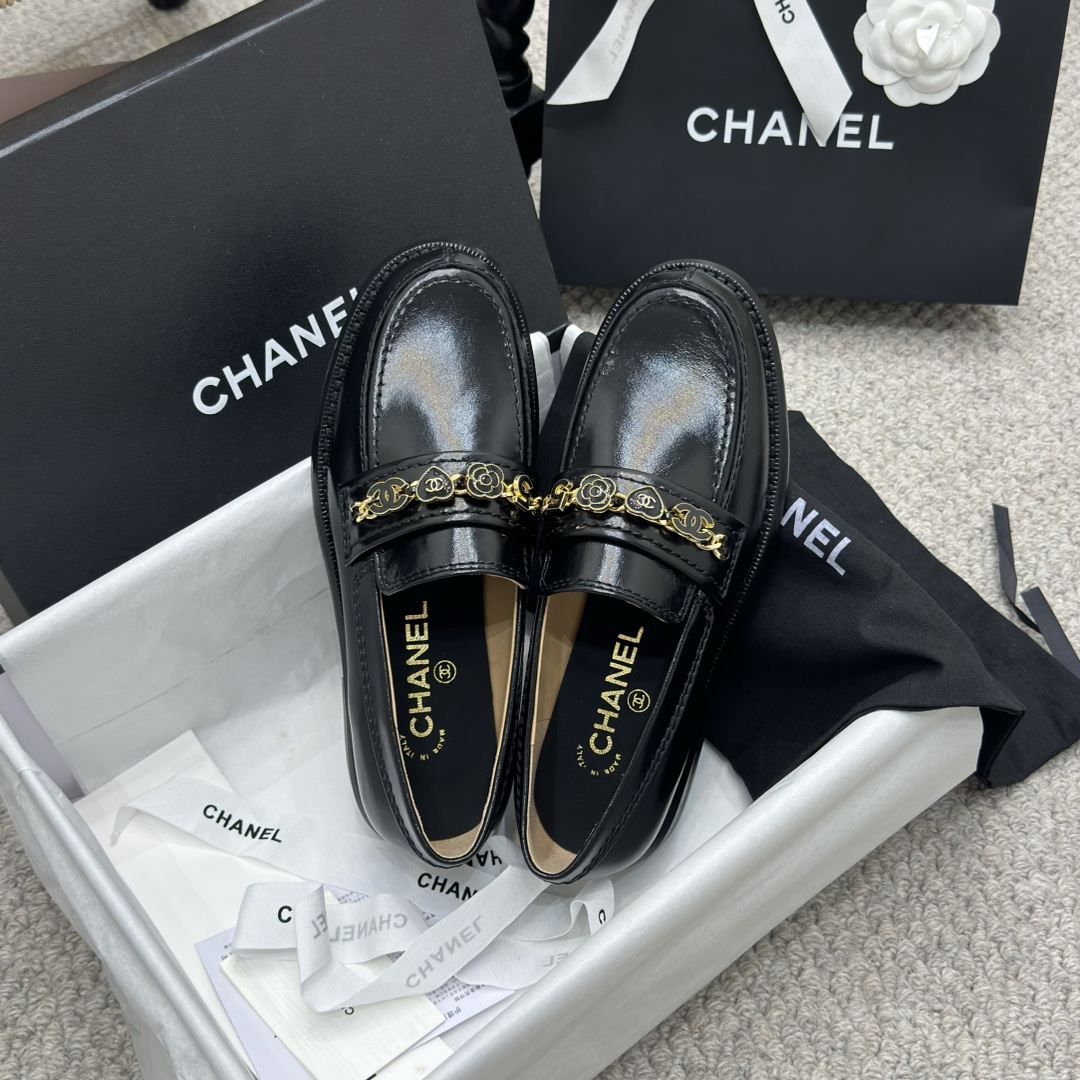 NO:476985,Classic model # Chanel's new double C peach heart button loafers are a must-have hot product for autumn and winter. The goddess series has the elegant and famous temperament of Xiangjia, which is super durable and irresistible, and it is irresistible and heart-wrenching!  Imported butter leather on the upper / open edge beads Original molded hardware logo Mixed-bred sheepskin / cowhide outsole Italian leather outsole Size#34-41 (34.40 41 custom made without return), loafers, chanel, chanel, loafers, cowhide, sheepskin, Leather soles19860909经典款 # 香奈儿新款双C 桃心扣 乐福鞋 秋冬香家必备爆款 女神系列,拥有香家特色优雅名媛气质,超级耐看,让人无法抗拒,心动！ 鞋面进口牛油皮 /开边珠 原版开模五金logo 内里混种羊皮 /牛皮 大底意大利真皮大底 Size#34-41（34.40 41定做不退换）,乐福鞋,chanel,chanel,loafers,cowhide,sheepskin,Leather soles,Women's Shoes