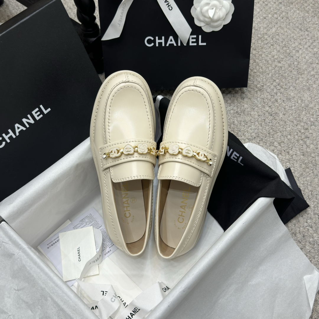 NO:476993,Classic model # Chanel's new double C peach heart button loafers are a must-have hot product for autumn and winter. The goddess series has the elegant and famous temperament of Xiangjia, which is super durable and irresistible, and it is irresistible and heart-wrenching!  Imported butter leather on the upper / open edge beads Original molded hardware logo Mixed-bred sheepskin / cowhide outsole Italian leather outsole Size#34-41 (34.40 41 custom made without return), loafers, chanel, chanel, loafers, cowhide, sheepskin, Leather soles19860909经典款 # 香奈儿新款双C 桃心扣 乐福鞋 秋冬香家必备爆款 女神系列,拥有香家特色优雅名媛气质,超级耐看,让人无法抗拒,心动！ 鞋面进口牛油皮 /开边珠 原版开模五金logo 内里混种羊皮 /牛皮 大底意大利真皮大底 Size#34-41（34.40 41定做不退换）,乐福鞋,chanel,chanel,loafers,cowhide,sheepskin,Leather soles,Women's Shoes