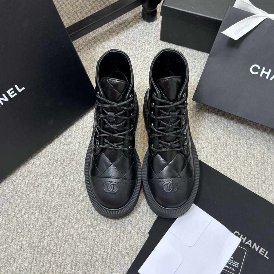 NO:479439,Classic Chanel 25ss Early autumn, new Martin boots in the counter, top quality in the ceiling [Perfect] This boot is really a small lucky star, thick sole 5cma, more refined, diamond upper, dark flower logo on the toe and heel logo are very unique, making the legs look thin, the key is that it is very comfortable to put on the feet, imported sheepskin upper, full grain mixed-bred sheepskin, outsole genuine open mold tpu outsole ~ Heel height: about 5cm Size35-41, boots, chanel, boots, sheepskin19860909经典款 Chanel 25ss 早秋 专柜新款马丁靴 天花板顶级品质[得意] 这款靴子真的是小个子福星,厚底5cma 更精致一点 菱格鞋面 鞋头的暗花logo还有后跟的logo都很别致,显腿瘦,关键是上脚很舒服 鞋面进口羊皮  内里全粒面混种羊皮 大底正品开模tpu大底～ 跟高:约5cm Size35-41,靴子,chanel,boots,sheepskin,Women's Shoes