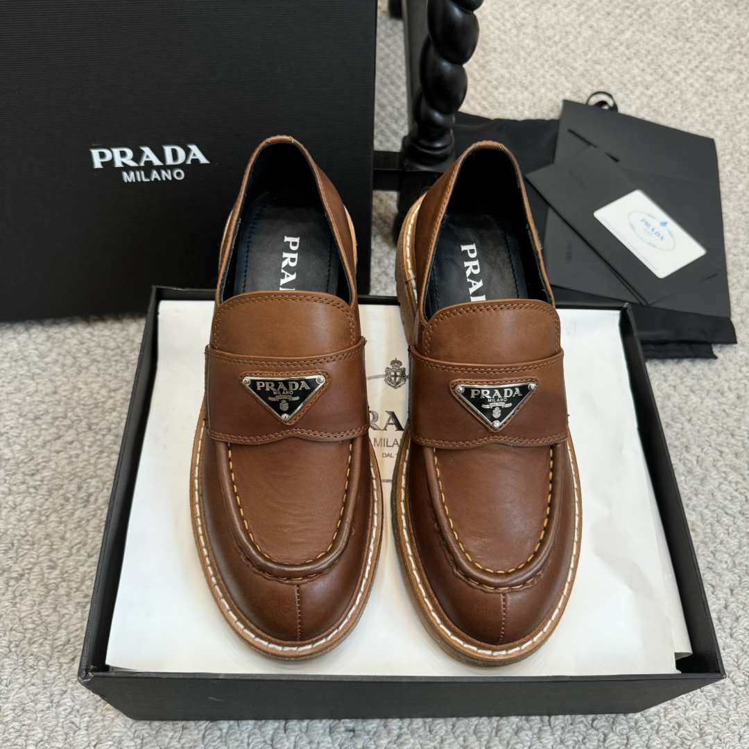 NO:231564,Purchase grade, autumn and winter new style Prada Prada thick sole single shoes, loafers, leather shoes, fashionable thick sole casual motorcycle martin boots, unique flavor, everyone loves and easily controls it every year. There is also a versatile and classic shoe last, which is enough to conquer you. Wear it, increase height and relax without making mistakes, and the foot is simple and handsome. The fabric is imported waxed calfskin. The inner foot pad is soft and delicate, and the foot feels comfortable. TPU rubber mold is anti-slip and lightweight. The original packaging is 3.5CM. Standard size: 35-40, leather shoes, prada, prada, loafers, boots, cowhide, sheepskin19860909代购级  秋冬新款 Prada普拉达厚底复单鞋 乐福鞋 皮鞋,时尚厚底休闲机车马丁靴,独到味道,人人都爱也轻松驾驭每年都会爆.还有就是百搭经典的鞋楦,足以征服你,穿上它,增高休闲两不失误,上脚简单帅气 面料进口打蜡小牛皮 内里垫脚透染羊皮柔软细腻,脚感舒适, TPU橡胶模具防滑轻便大底 原配包装大底高度3.5CM 标准码数:35-40,皮鞋,prada,prada,loafers,boots,cowhide,sheepskin,Women's Shoes