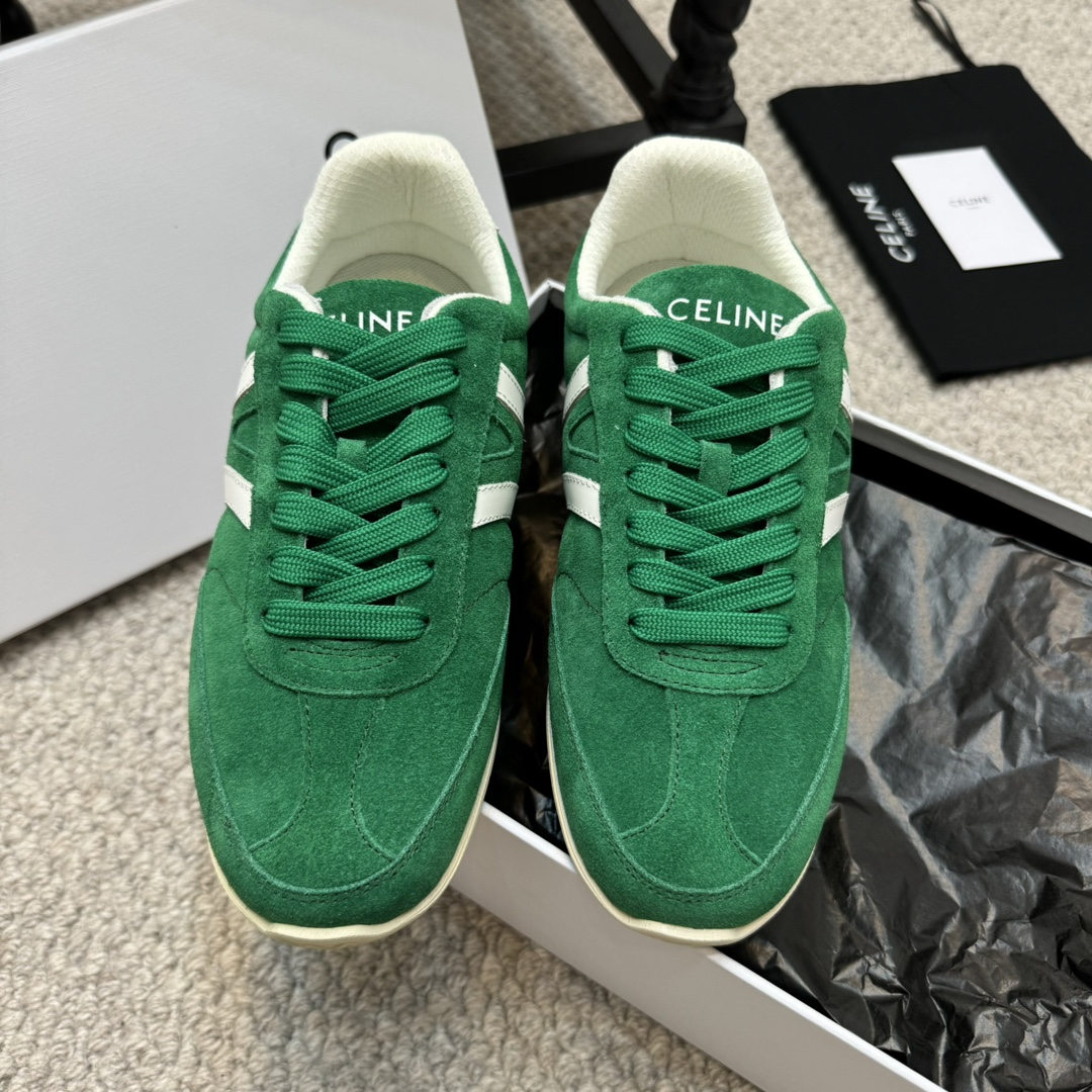 NO:476907,Purchase grade Celine 25 Silin's new casual shoes, training sports shoes, small white shoes, RMB purchase and development for counter, a pair of shoes full of street feel, the latest big C design is very good. This shoe has its own unique design, the leather upper is very easy to manage, unique and unique. The LOGO on the side and heel makes it simple and uneven, a perfect pair of small white shoes~~ The upper is imported suede/cowhide, the inner breathable mesh inner original rubber outsole Size35-40, casual shoes/sports shoes, celine, sneakers, cowhide, chamois leather19860909代购级 Celine 25思琳新款休闲鞋德训运动鞋 小白鞋,专柜RMB购入开发 充满街头感的一双鞋子,最新大C设计非常赞 这款鞋有它自己独特的设计,皮革鞋面非常好打理,独出心裁,别具一格,侧面与后跟的LOGO让他简单又不失调性,完美的一双小白鞋~~ 鞋面进口麂皮/牛皮, 内里透气网纱内里 原版橡胶大底 Size35-40,休闲鞋/运动鞋,celine,sneakers,cowhide,chamois leather,Women's Shoes