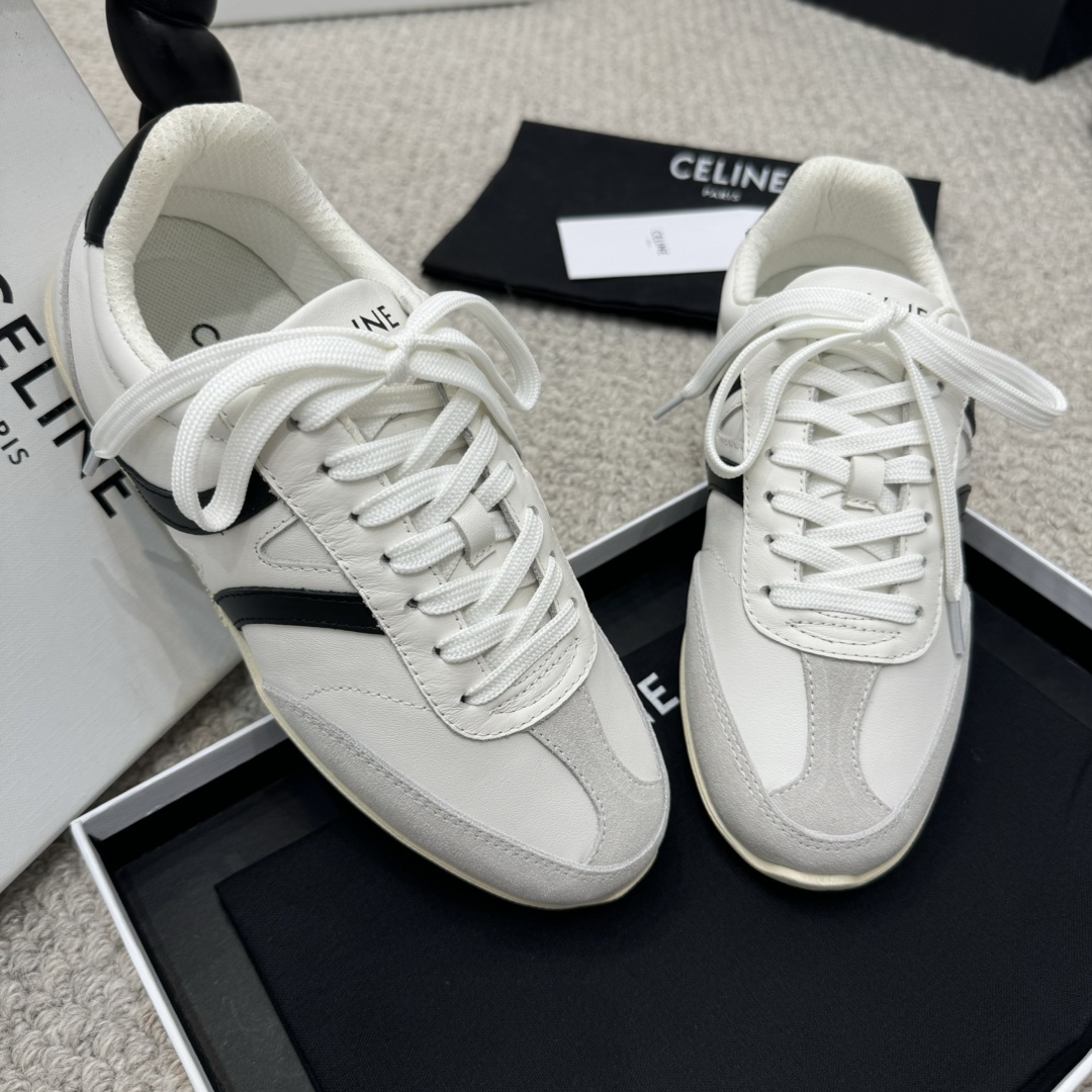 NO:476914,Purchase grade Celine 24 Silin's new casual shoes, training sports shoes, small white shoes, RMB purchase and development for counter, a pair of shoes full of street feel, the latest big C design is very good. This shoe has its own unique design, the leather upper is very easy to manage, unique and unique. The LOGO on the side and heel makes it simple and uneven, a perfect pair of small white shoes~~ The upper is imported suede/cowhide, the inner breathable mesh inner original rubber outsole Size#35-40, casual shoes/sports shoes, celine, sneakers, cowhide, chamois leather19860909代购级 Celine 24 思琳新款休闲鞋德训运动鞋 小白鞋,专柜RMB购入开发 充满街头感的一双鞋子,最新大C设计非常赞 这款鞋有它自己独特的设计,皮革鞋面非常好打理,独出心裁,别具一格,侧面与后跟的LOGO让他简单又不失调性,完美的一双小白鞋~~ 鞋面进口麂皮/牛皮, 内里透气网纱内里 原版橡胶大底 Size#35-40,休闲鞋/运动鞋,celine,sneakers,cowhide,chamois leather,Women's Shoes