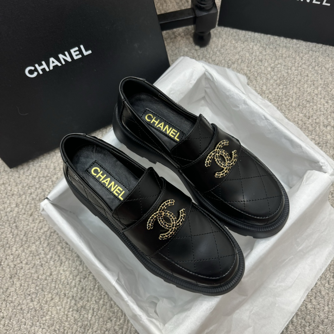 NO:231590,Purchase grade 2054 new chanel Chanel thick-soled letter logo loafers, this loafer is very generous and full of personality. I think it is a classic model and attach great importance to it. It must be the best. The original version has been developed for several months, and it takes too much time to open the letter hardware. The upper is imported from Italian large-fetal cow, and the original last!  Correct size 35-41, loafers, chanel, chanel, chanel, loafers19860909代购级 2054新品chanel香奈儿厚底字母logo 乐福鞋,香家这款乐福上脚非常大气,个性十足,我当成经典款开打,非常重视,必须做到最好. 原版开发了几个月,字母五金开模需要太多时间了,鞋面进口意大利大胎牛,原版楦头！ 正码35-41,乐福鞋,chanel,chanel,chanel,loafers,Women's Shoes
