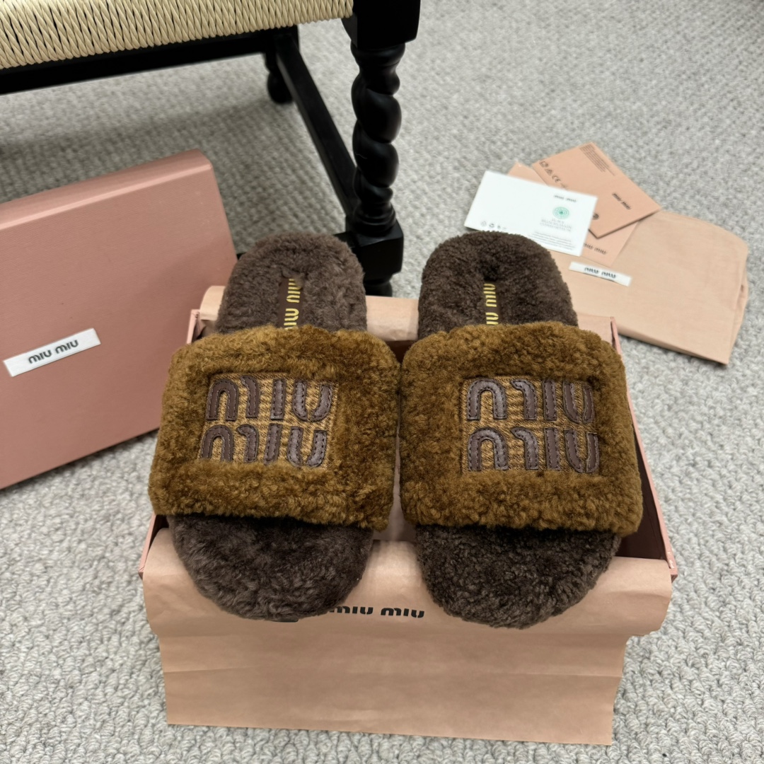 NO:460693,Purchase level MIUMIU2025 new embroidered wool slippers... 1:1 model opening and instantly kill all versions of European and American celebrities and internet celebrities!  Fabric imported from Europe. The same as the original, all full shoes are made of pure wool. The upper and footbed logo are mixed-bred sheepskin. The outsole is the same as the original. The bottom of the TPU material is wear-resistant and non-slip. Size: 35-40 (customized for 41), fur shoes and slippers, miumiu, slippers, sheepskin19860909代购级 MIUMIU2025新款刺绣羊毛拖鞋... 1:1开模秒杀市场一切版本欧美名媛明星、网红的大爱款！ 面料欧洲进口A级羊毛 与原版一致满鞋全部采用纯羊毛 鞋面和垫脚logo采用混种羊皮 大底与原版一样的TPU材质底片耐磨防滑 Size:35-40（41定做）,毛毛鞋拖鞋,miumiu,slippers,sheepskin,Women's Shoes