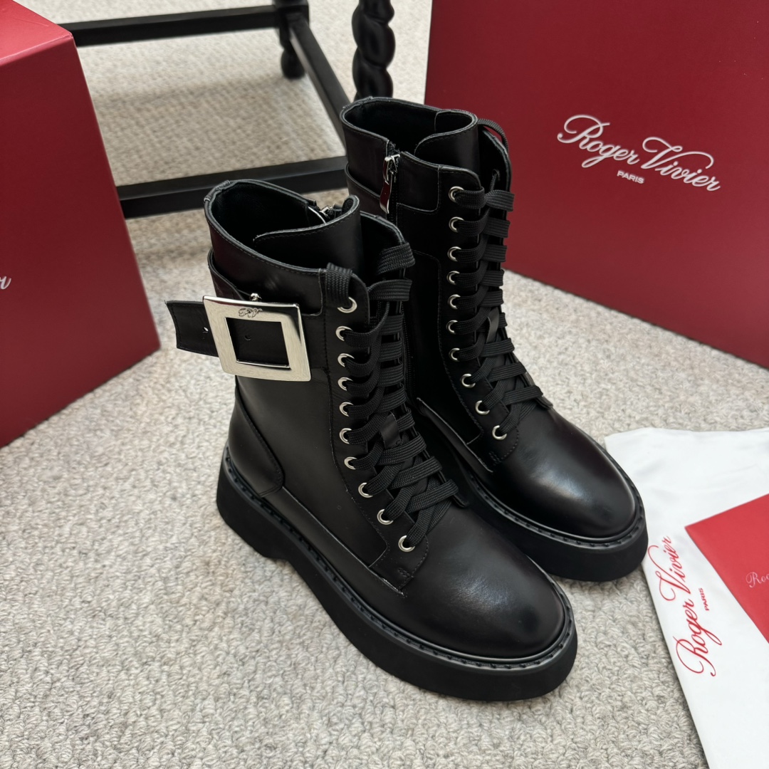 NO:535745,Purchase grade 25 new Martin boots British style boots Come on, come on, come on, come on, come on, Rv classic square buckle Martin boots, the effect of the foot is really amazing, the beauty is so exciting, it is simply a must-have short boots this autumn and winter, fried chicken is invincible and versatile, the first choice for the matching of major celebrity magazines, it is really popular, it is more fashionable than ordinary Chelsea boots, the sole is foaming and non-slip sole Material: imported calfskin/open-edge bead leather, breathable sheepskin inner, original custom hardware buckle/diamond buckle, size 35-40, heel height: 3cm/5.5cm, boots, boots, cowhide, sheepskin19860909代购级 25新款马丁靴英伦风靴 来咯 来咯 真的来咯 Rv经典方扣马丁靴 上脚效果真的是超级赞 美炸兴了简直是 今年秋冬必备的短靴之一炒鸡无敌百搭款穿上少女心爆棚啊 各大明星杂志大片搭配的首选 真是火的不得了比起普通的切尔西靴子更时髦 鞋底原版发泡防滑大底 材质:进口小牛皮/开边珠皮 内里透气羊皮内里 五金原版定制五金扣/钻扣 码数35-40码  跟高: 3cm/5.5cm,靴子,boots,cowhide,sheepskin,Women's Shoes