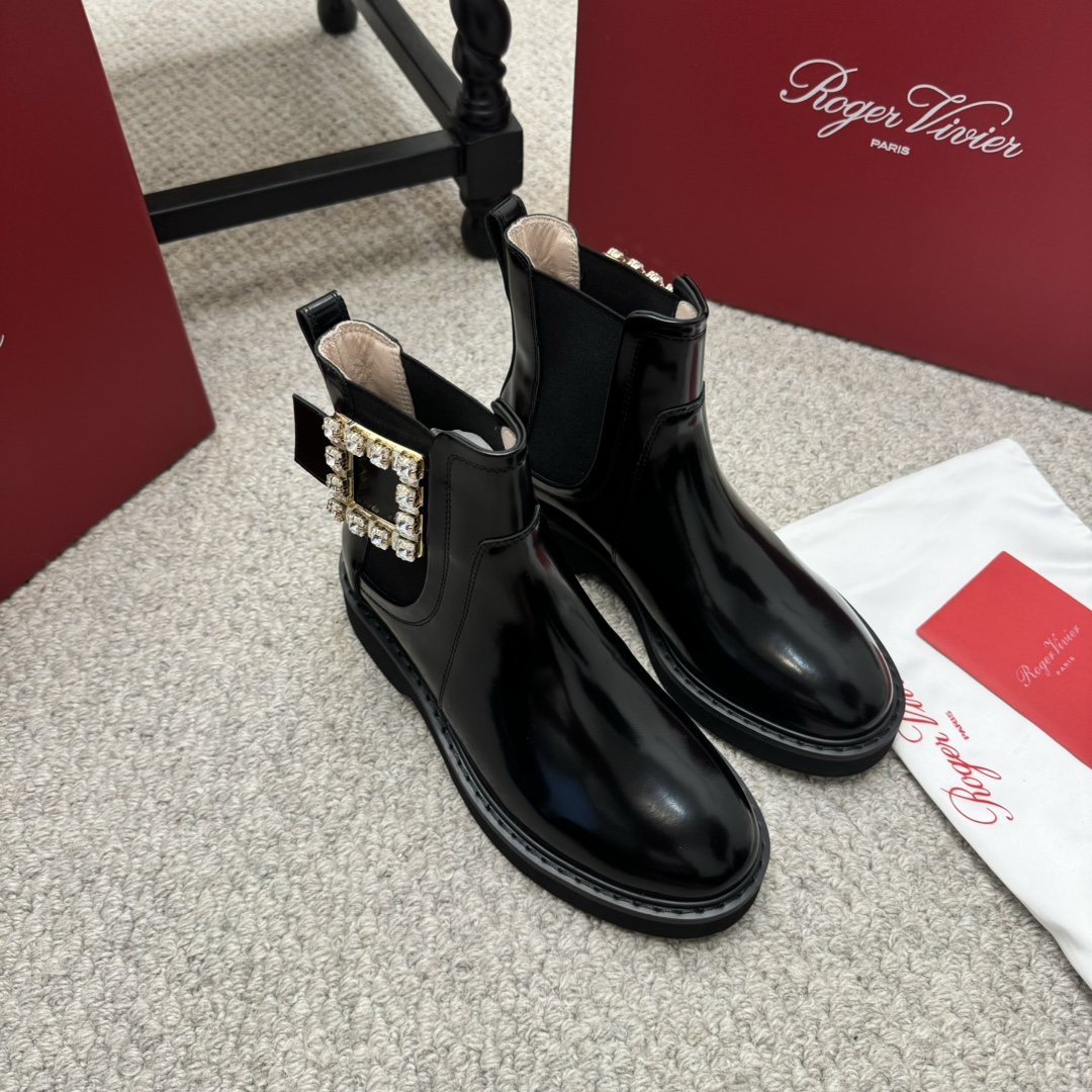 NO:535752,Purchase grade 25 new Martin boots British style boots Come on, come on, come on, come on, come on, Rv classic square buckle Martin boots, the effect of the foot is really amazing, the beauty is so exciting, it is simply a must-have short boots this autumn and winter, fried chicken is invincible and versatile, the first choice for the matching of major celebrity magazines, it is really popular, it is more fashionable than ordinary Chelsea boots, the sole is foaming and non-slip sole Material: imported calfskin/open-edge bead leather, breathable sheepskin inner, original custom hardware buckle/diamond buckle, size 35-40, heel height: 3cm/5.5cm, boots, boots, cowhide, sheepskin19860909代购级 25新款马丁靴英伦风靴 来咯 来咯 真的来咯 Rv经典方扣马丁靴 上脚效果真的是超级赞 美炸兴了简直是 今年秋冬必备的短靴之一炒鸡无敌百搭款穿上少女心爆棚啊 各大明星杂志大片搭配的首选 真是火的不得了比起普通的切尔西靴子更时髦 鞋底原版发泡防滑大底 材质:进口小牛皮/开边珠皮 内里透气羊皮内里 五金原版定制五金扣/钻扣 码数35-40码  跟高: 3cm/5.5cm,靴子,boots,cowhide,sheepskin,Women's Shoes