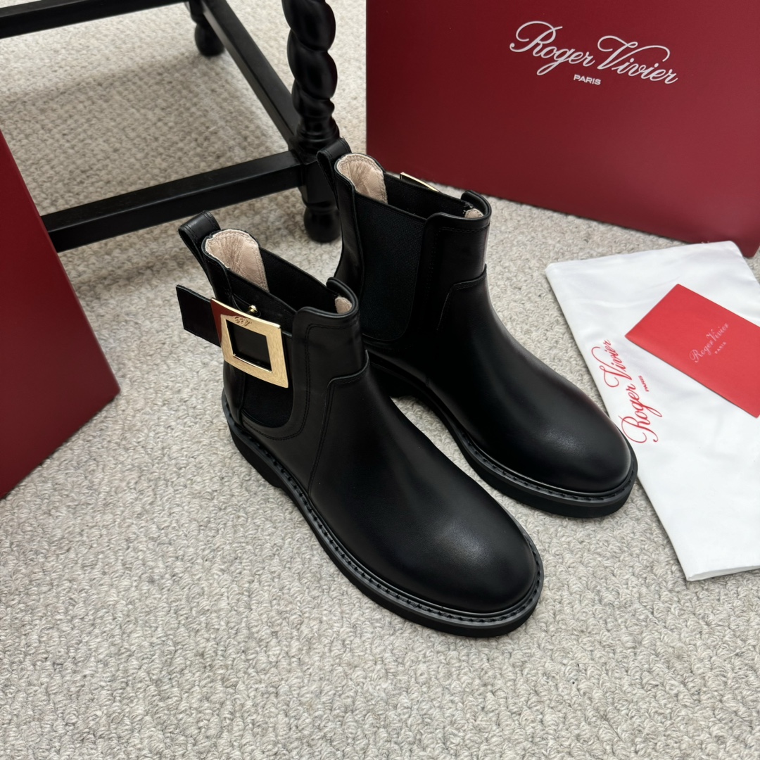 NO:535757,Purchase grade 25 new Martin boots British style boots Come on, come on, come on, come on, come on, Rv classic square buckle Martin boots, the effect of the foot is really amazing, the beauty is so exciting, it is simply a must-have short boots this autumn and winter, fried chicken is invincible and versatile, the first choice for the matching of major celebrity magazines, it is really popular, it is more fashionable than ordinary Chelsea boots, the sole is foaming and non-slip sole Material: imported calfskin/open-edge bead leather, breathable sheepskin inner, original custom hardware buckle/diamond buckle, size 35-40, heel height: 3cm/5.5cm, boots, boots, cowhide, sheepskin19860909代购级 25新款马丁靴英伦风靴 来咯 来咯 真的来咯 Rv经典方扣马丁靴 上脚效果真的是超级赞 美炸兴了简直是 今年秋冬必备的短靴之一炒鸡无敌百搭款穿上少女心爆棚啊 各大明星杂志大片搭配的首选 真是火的不得了比起普通的切尔西靴子更时髦 鞋底原版发泡防滑大底 材质:进口小牛皮/开边珠皮 内里透气羊皮内里 五金原版定制五金扣/钻扣 码数35-40码  跟高: 3cm/5.5cm,靴子,boots,cowhide,sheepskin,Women's Shoes