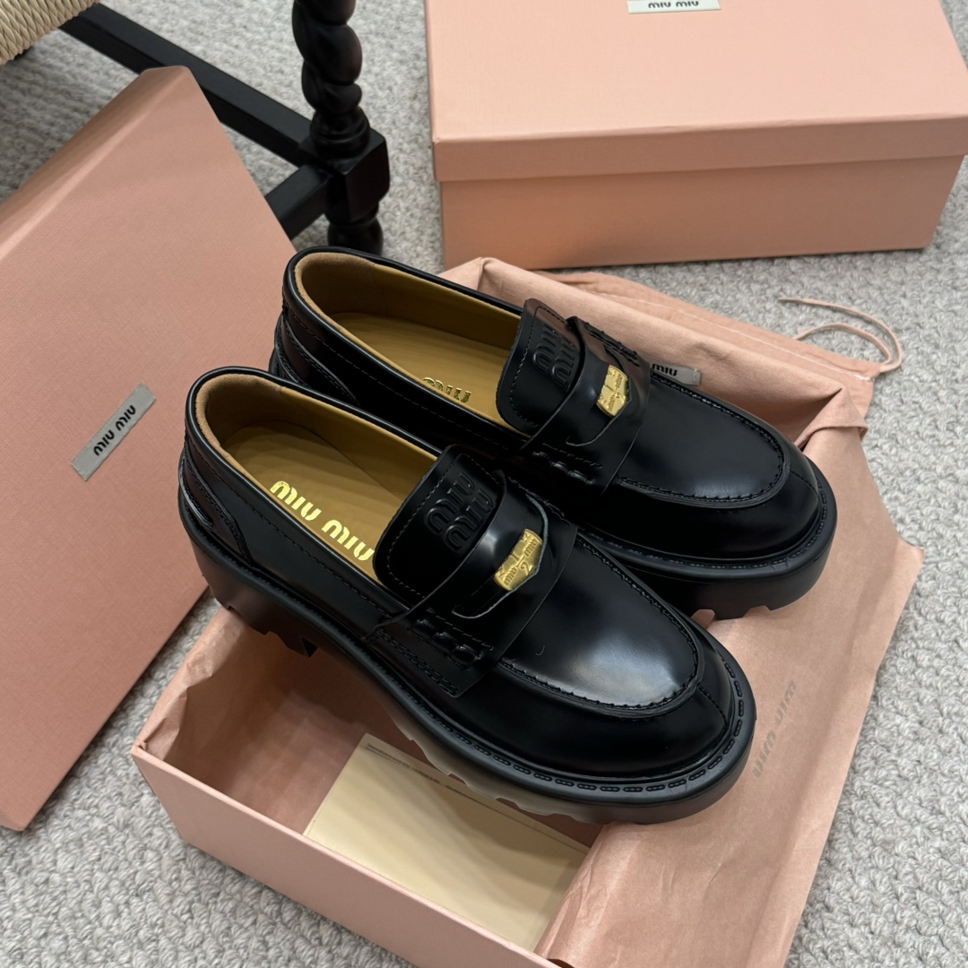 NO:174236,zp-level Miumiu new thick-bottomed gold coin Love, this one is so beautiful, it looks super good no matter how you wear it. The coin design is very retro and fashionable!  It is still a classic gold coin design~ The leather is super textured. The thick-soled taller and short person loves it~ It is super comfortable to wear and it makes your feet look thin. I have to say that the design of miu is really arousing the hearts of girls. ZP custom edge bead cowhide/paper leather/painted leather ZP custom cowhide inner ZP open mold original sole size35-40, loafers, miumiu, loafers, cowhide19860909zp级 Miumiu新款厚底金币乐福,这一款也太美了吧无敌搭配怎么穿都超级好看 钱币的设计很复古很时尚！ 依然是经典金币设计～ 皮质超有质感 厚底增高矮个子爱了～ 上脚超舒服,还很显脚脚瘦 不得不说miu的设计真的很抓女孩子的心 ZP定制开边珠牛皮/漆皮/擦色皮 ZP定制牛皮内里 ZP开模原版大底 size35-40,乐福鞋,miumiu,loafers,cowhide,Women's Shoes