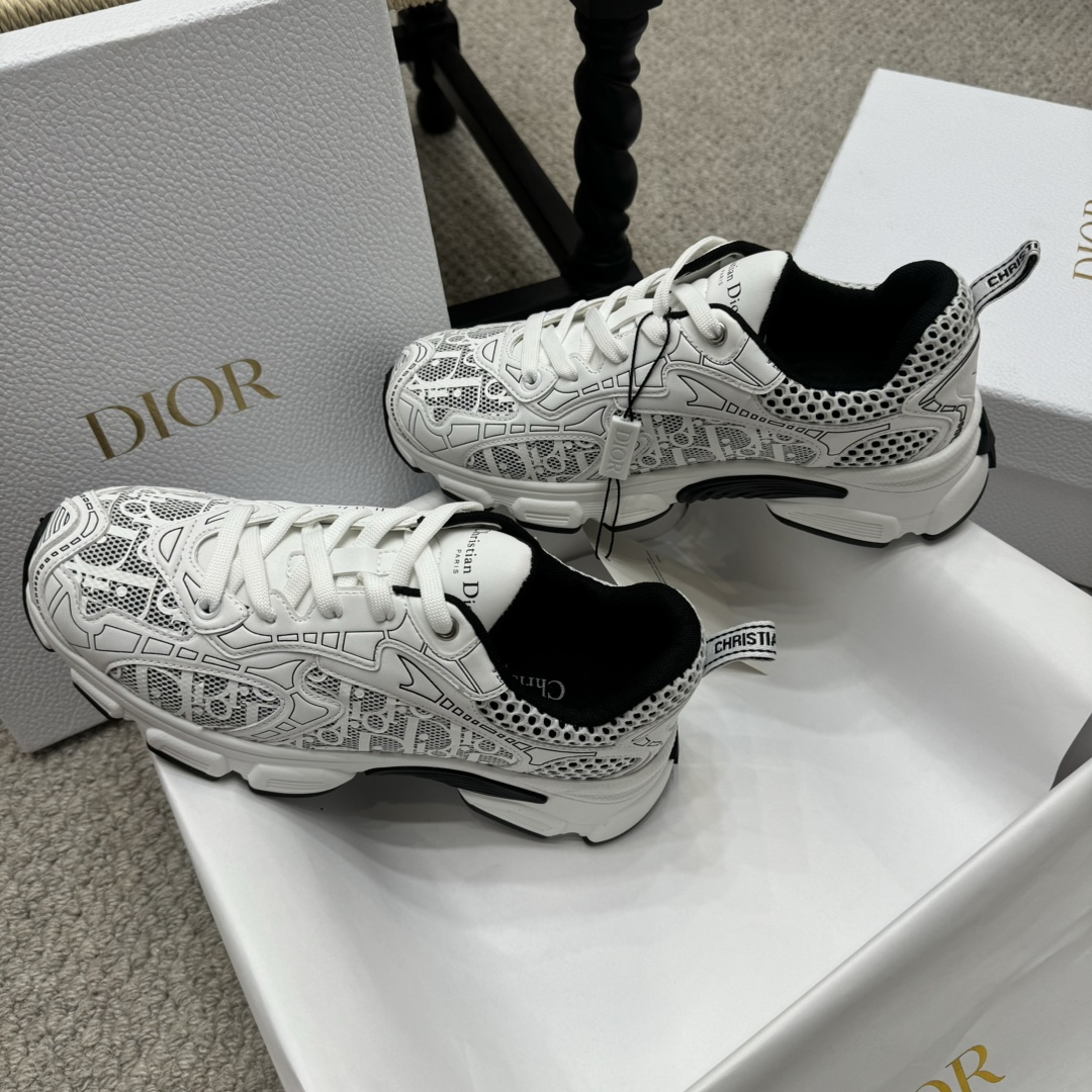 NO:236942,zp-level high-end DIOR CHRONO DIO high-end version. Original development of new TPU absorbent film ultra-light and extremely soft combination sole. Sports style...sports shoes... dad shoes... super beautiful and amazing... celebrities and internet celebrities from all walks of life are putting on their feet. The dazzling logo is classic and versatile for all seasons... The painting-style sneakers that you can fall in love with at a glance; the mix of leather and mesh painting art materials. The CD logo outlined by the thin lines on the side is unique. The details are full... The quality is completely consistent with the counter. The configuration of the original packaging of the counter. SIZE35-40 (41 can be customized), dad shoes, dior, dior, sneakers19860909zp级高版本 DIOR CHRONO 迪奥高版本. 原版开发全新TPU吸膜超轻极软组合大底. 运动风格…运动鞋..老爹鞋.. 上脚超美超赞..各路明星网红纷纷上脚..耀眼logo经典百搭四季皆宜..一眼就能爱上的绘画风格运动鞋；皮革与网面绘画艺术材质的混搭.侧面细线勾勒的CD logo别出心栽..细节满满… 品质完全与专柜一致..配置专柜原版包装. SIZE35-40（41可订做）,老爹鞋,dior,dior,sneakers,Women's Shoes
