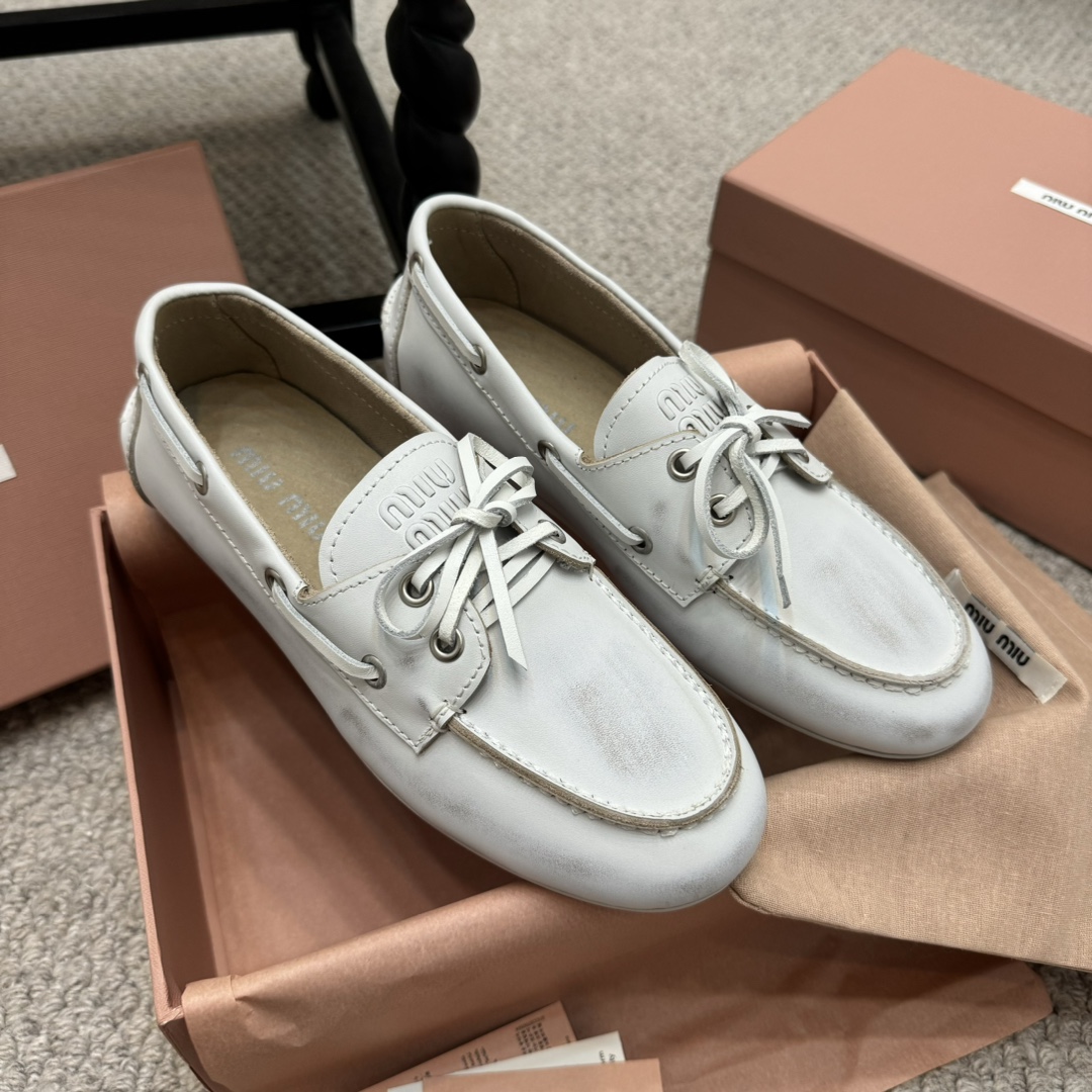 MiuMiu Zapatos de piel Oxford Caqui Blanco Piel de vaca Cuero Caucho Colección primavera – verano