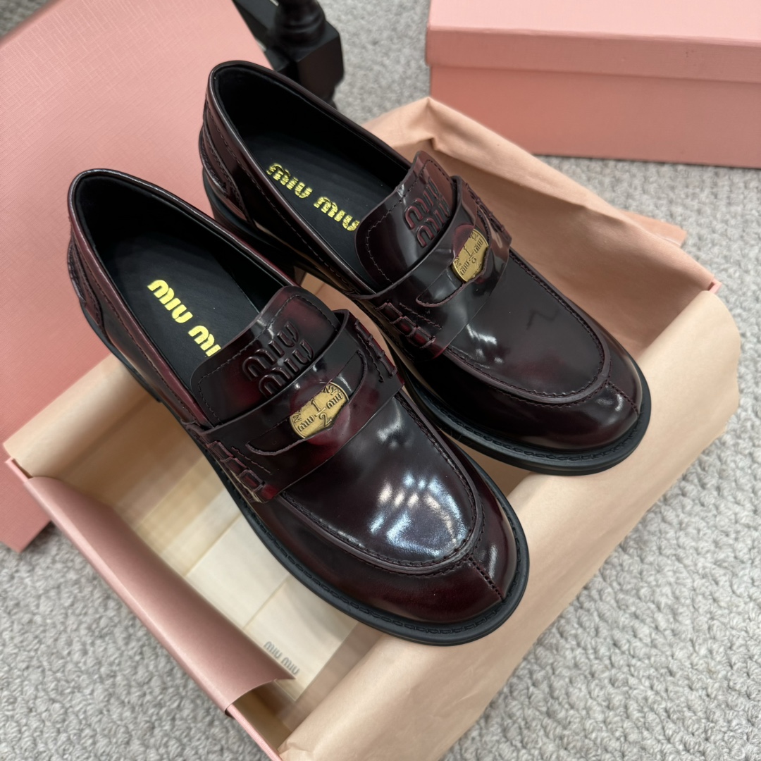 NO:174246,zp-level Miumiu new thick-bottomed gold coin Love, this one is so beautiful, it looks super good no matter how you wear it. The coin design is very retro and fashionable!  It is still a classic gold coin design~ The leather is super textured. The thick sole height is so high-end. It is super comfortable to wear and it makes your feet look thin. I have to say that the design of miu is really aroused by girls. ZP custom edge bead cowhide/paper leather/painted leather ZP custom cowhide inner ZP open mold original outsole Heel height 5CM size35-41 (40.41 custom made), loafers, miumiu, loafers, cowhide19860909zp级 Miumiu新款厚底金币乐福,这一款也太美了吧无敌搭配怎么穿都超级好看 钱币的设计很复古很时尚！ 依然是经典金币设计～ 皮质超有质感 厚底增高矮个子爱了～ 上脚超舒服,还很显脚脚瘦 不得不说miu的设计真的很抓女孩子的心 ZP定制开边珠牛皮/漆皮/擦色皮 ZP定制牛皮内里 ZP开模原版大底 跟高5CM size35-41(40.41订做),乐福鞋,miumiu,loafers,cowhide,Women's Shoes