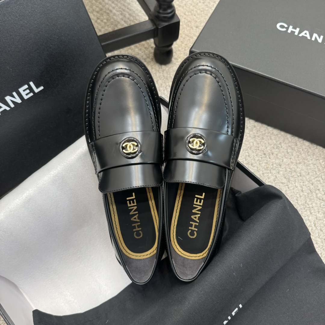 NO:231573,Zp-grade, Chanel's new hollow logo loafers. The front hollow double C heel earrings inherit the design style of Xiangjia, calm and atmospheric. Whether it is street blowing or commuting, it is very suitable. The goddess series has the elegant and famous temperament of Xiangjia, which is super durable, irresistible and tempting!  Imported butter leather on the upper / open edge beads Original mold opening hardware logo Internal mixed-bred sheepskin / cowhide outsole Italian leather outsole Size#35-41 (40 41 custom made without return or exchange), loafers, chanel, chanel, chanel, loafers, cowhide, sheepskin, Leather soles19860909Zp级, Chanel香奈儿新品镂空logo乐福鞋 前镂空双C后跟大耳钉继承了香家一惯的设计风格,沉稳大气.无论是炸街,还是通勤,都非常适合. 女神系列,拥有香家特色优雅名媛气质,超级耐看,让人无法抗拒,心动！ 鞋面进口牛油皮 /开边珠 原版开模五金logo 内里混种羊皮 /牛皮 大底意大利真皮大底 Size#35-41（40 41定做不退换）,乐福鞋,chanel,chanel,chanel,loafers,cowhide,sheepskin,Leather soles,Women's Shoes