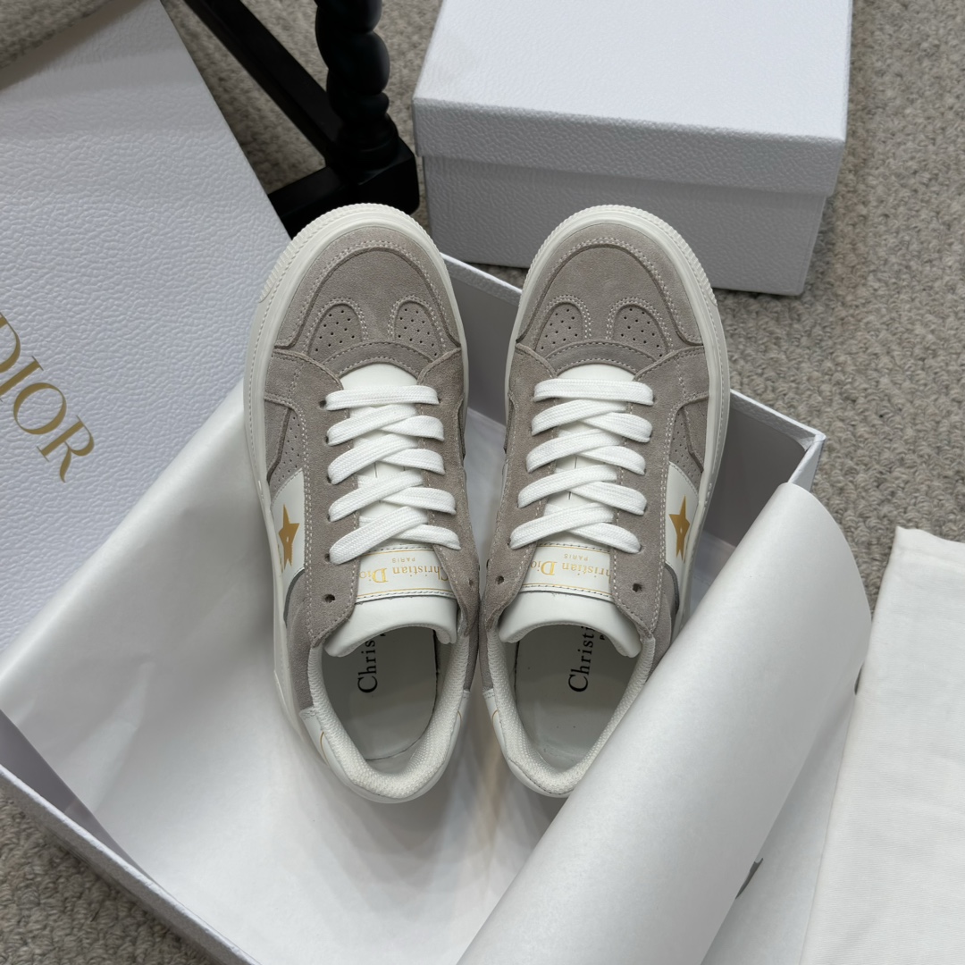 NO:236931,Counter Synchronization 4 Dio* newest sponge cake shoes thick-soled casual shoes. This Dior Star sneaker continues the long-lasting outline and is carefully made of cowhide leather, so it will be particularly comfortable to wear. Decorate the shoelace eyelets with the same-toned suede inlaid metal stars to enhance the style. The style is light and matched with the 