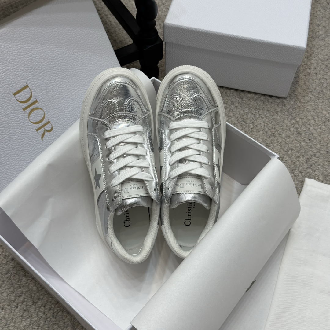 NO:236936,Counter Synchronization 4 Dio* newest sponge cake shoes thick-soled casual shoes. This Dior Star sneaker continues the long-lasting outline and is carefully made of cowhide leather, so it will be particularly comfortable to wear. Decorate the shoelace eyelets with the same-toned suede inlaid metal stars to enhance the style. The style is light and matched with the 