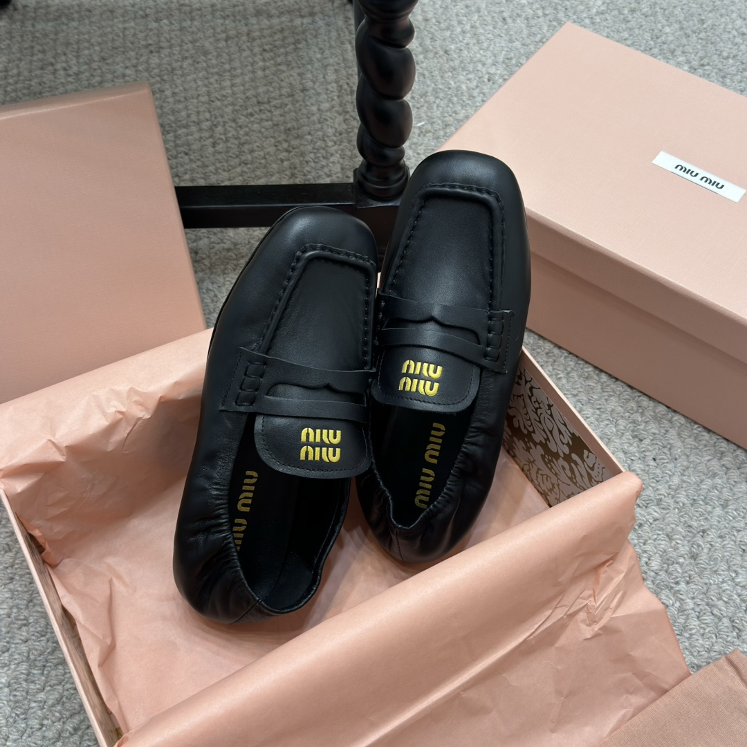 NO:259538,The showcase flat mid-heel Miu Miu Spring and Summer Fashion Show... Show style propositions in multiple scenes, and the unique beauty is revealed between steps. Original 11 development, major stars. The love of Internet celebrities, skin-friendly and soft autumn must-haves. The upper is simple and sexy. The fabric is completely suitable for the soft calfskin. The inner footbed sheepskin. Heel height is 1cm/4.5cm. The imported genuine leather sole from Italy!  Number of sizes: 35-40 with original packaging, loafers, miumiu, loafers, cowhide, sheepskin, Leather soles19860909走秀款平底中跟 Miu Miu 春夏系列时装秀… 于多重场景中流露风格主张 步履之间焕发独特之美 原版 11开发,各大明星 网红的热爱款 ,亲肤柔软秋季必备款 鞋面简约设计性感 面料完全对版的柔软小牛皮 内里垫脚绵羊皮 跟高1cm/4.5cm 意大利进口真皮大底！ 码数:35-40 配原版包装,乐福鞋,miumiu,loafers,cowhide,sheepskin,Leather soles,Women's Shoes