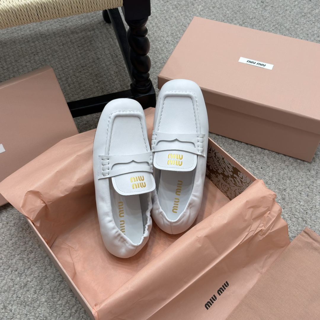 NO:174255,The showcase flat mid-heel Miu Miu Spring and Summer Fashion Show... Show style propositions in multiple scenes, and the unique beauty is revealed between steps. Original 11 development, major stars. The love of Internet celebrities, skin-friendly and soft autumn must-haves. The upper is simple and sexy. The fabric is completely suitable for the soft calfskin. The inner footbed sheepskin. Heel height is 1cm/4.5cm. The imported genuine leather sole from Italy!  Number of sizes: 35-40 with original packaging, loafers, miumiu, loafers, cowhide, sheepskin, Leather soles19860909走秀款平底中跟 Miu Miu 春夏系列时装秀… 于多重场景中流露风格主张 步履之间焕发独特之美 原版 11开发,各大明星 网红的热爱款 ,亲肤柔软秋季必备款 鞋面简约设计性感 面料完全对版的柔软小牛皮 内里垫脚绵羊皮 跟高1cm/4.5cm 意大利进口真皮大底！ 码数:35-40 配原版包装,乐福鞋,miumiu,loafers,cowhide,sheepskin,Leather soles,Women's Shoes