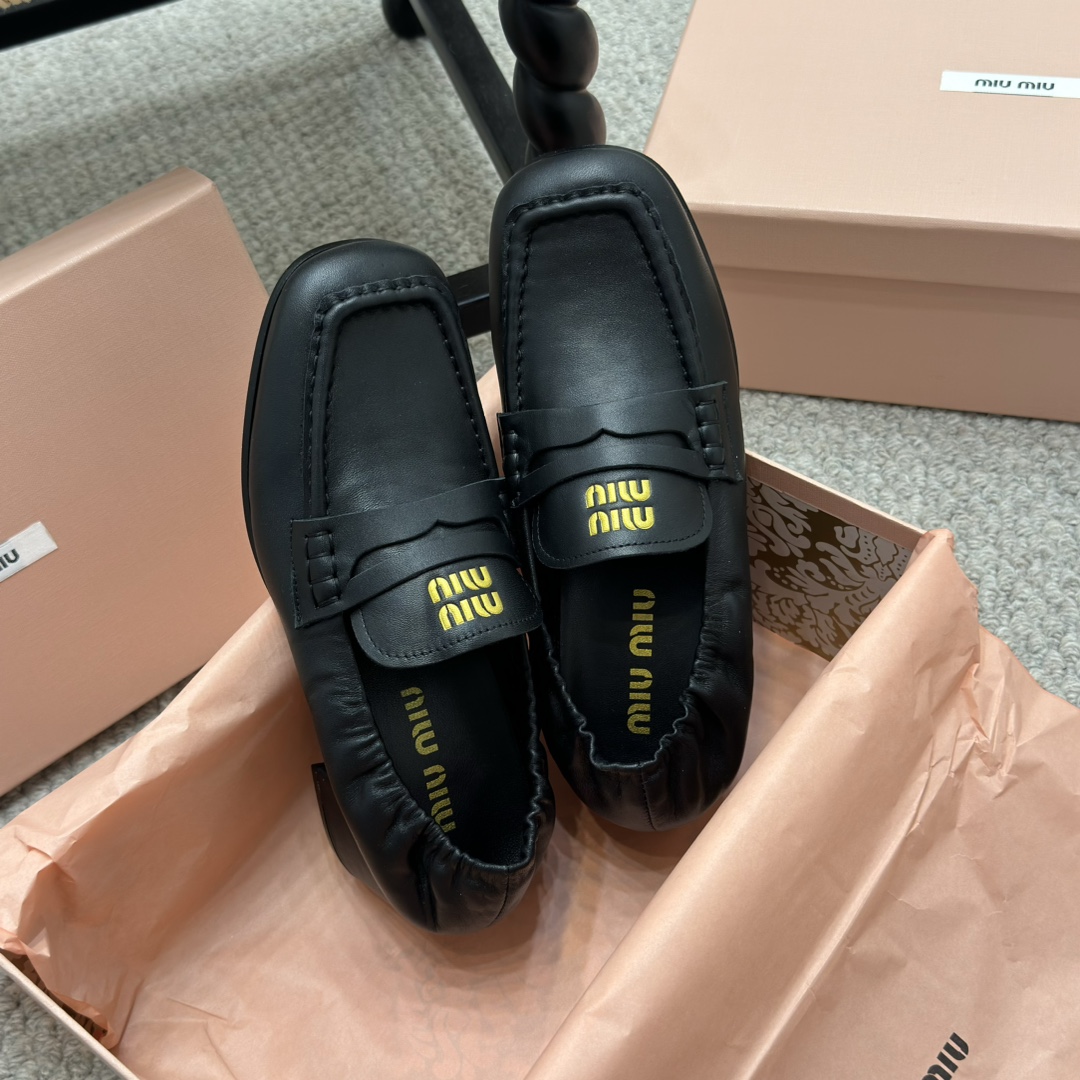 NO:174259,The showcase flat mid-heel Miu Miu Spring and Summer Fashion Show... Show style propositions in multiple scenes, and the unique beauty is revealed between steps. Original 11 development, major stars. The love of Internet celebrities, skin-friendly and soft autumn must-haves. The upper is simple and sexy. The fabric is completely suitable for the soft calfskin. The inner footbed sheepskin. Heel height is 1cm/4.5cm. The imported genuine leather sole from Italy!  Number of sizes: 35-40 with original packaging, loafers, miumiu, loafers, cowhide, sheepskin, Leather soles19860909走秀款平底中跟 Miu Miu 春夏系列时装秀… 于多重场景中流露风格主张 步履之间焕发独特之美 原版 11开发,各大明星 网红的热爱款 ,亲肤柔软秋季必备款 鞋面简约设计性感 面料完全对版的柔软小牛皮 内里垫脚绵羊皮 跟高1cm/4.5cm 意大利进口真皮大底！ 码数:35-40 配原版包装,乐福鞋,miumiu,loafers,cowhide,sheepskin,Leather soles,Women's Shoes