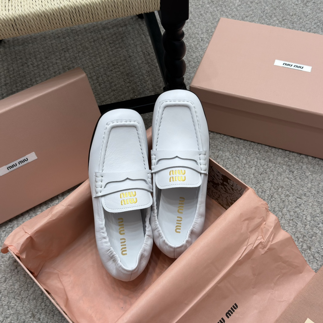 NO:174263,The showcase flat mid-heel Miu Miu Spring and Summer Fashion Show... Show style propositions in multiple scenes, and the unique beauty is revealed between steps. Original 11 development, major stars. The love of Internet celebrities, skin-friendly and soft autumn must-haves. The upper is simple and sexy. The fabric is completely suitable for the soft calfskin. The inner footbed sheepskin. Heel height is 1cm/4.5cm. The imported genuine leather sole from Italy!  Number of sizes: 35-40 with original packaging, loafers, miumiu, loafers, cowhide, sheepskin, Leather soles19860909走秀款平底中跟 Miu Miu 春夏系列时装秀… 于多重场景中流露风格主张 步履之间焕发独特之美 原版 11开发,各大明星 网红的热爱款 ,亲肤柔软秋季必备款 鞋面简约设计性感 面料完全对版的柔软小牛皮 内里垫脚绵羊皮 跟高1cm/4.5cm 意大利进口真皮大底！ 码数:35-40 配原版包装,乐福鞋,miumiu,loafers,cowhide,sheepskin,Leather soles,Women's Shoes