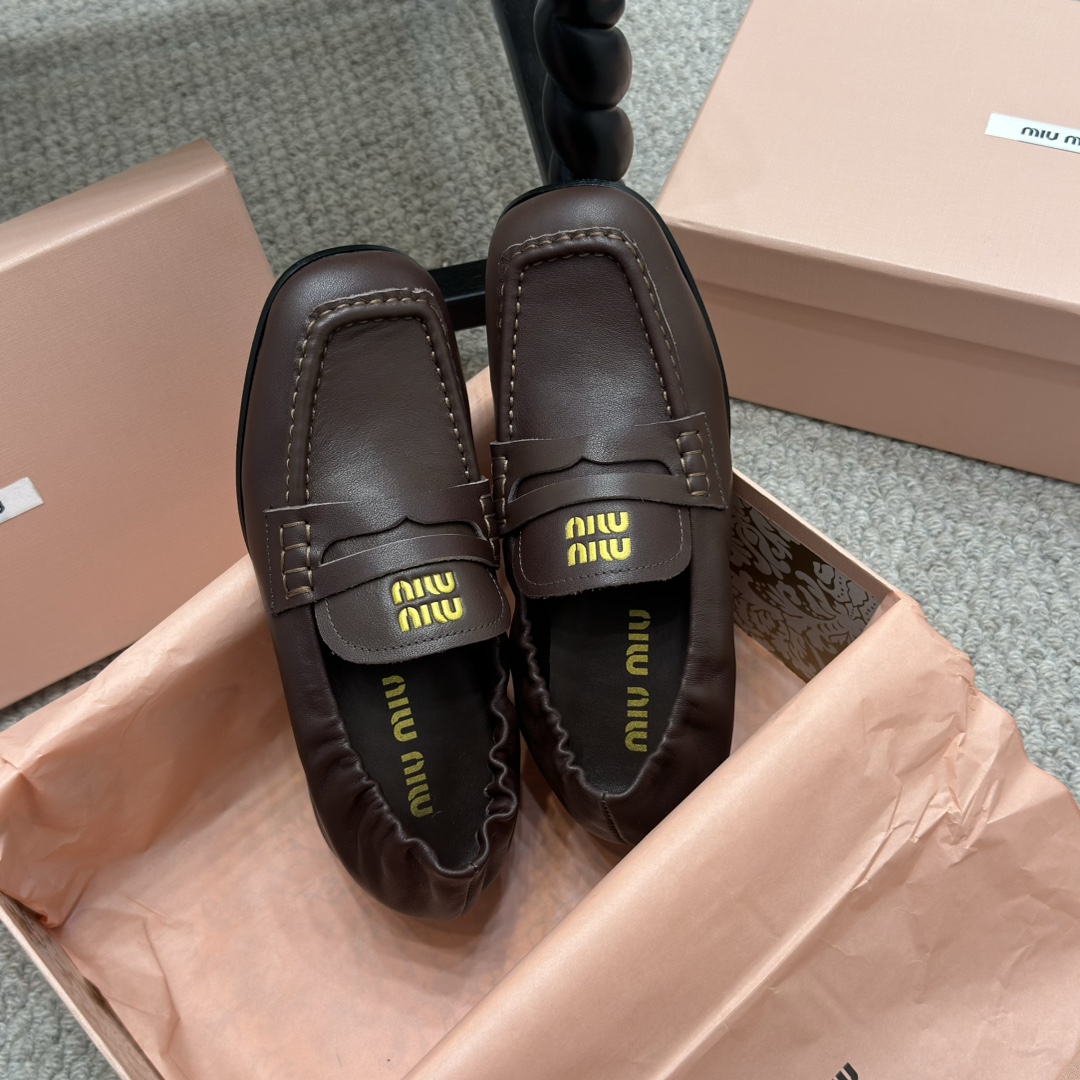 NO:174267,The showcase flat mid-heel Miu Miu Spring and Summer Fashion Show... Show style propositions in multiple scenes, and the unique beauty is revealed between steps. Original 11 development, major stars. The love of Internet celebrities, skin-friendly and soft autumn must-haves. The upper is simple and sexy. The fabric is completely suitable for the soft calfskin. The inner footbed sheepskin. Heel height is 1cm/4.5cm. The imported genuine leather sole from Italy!  Number of sizes: 35-40 with original packaging, loafers, miumiu, loafers, cowhide, sheepskin, Leather soles19860909走秀款平底中跟 Miu Miu 春夏系列时装秀… 于多重场景中流露风格主张 步履之间焕发独特之美 原版 11开发,各大明星 网红的热爱款 ,亲肤柔软秋季必备款 鞋面简约设计性感 面料完全对版的柔软小牛皮 内里垫脚绵羊皮 跟高1cm/4.5cm 意大利进口真皮大底！ 码数:35-40 配原版包装,乐福鞋,miumiu,loafers,cowhide,sheepskin,Leather soles,Women's Shoes