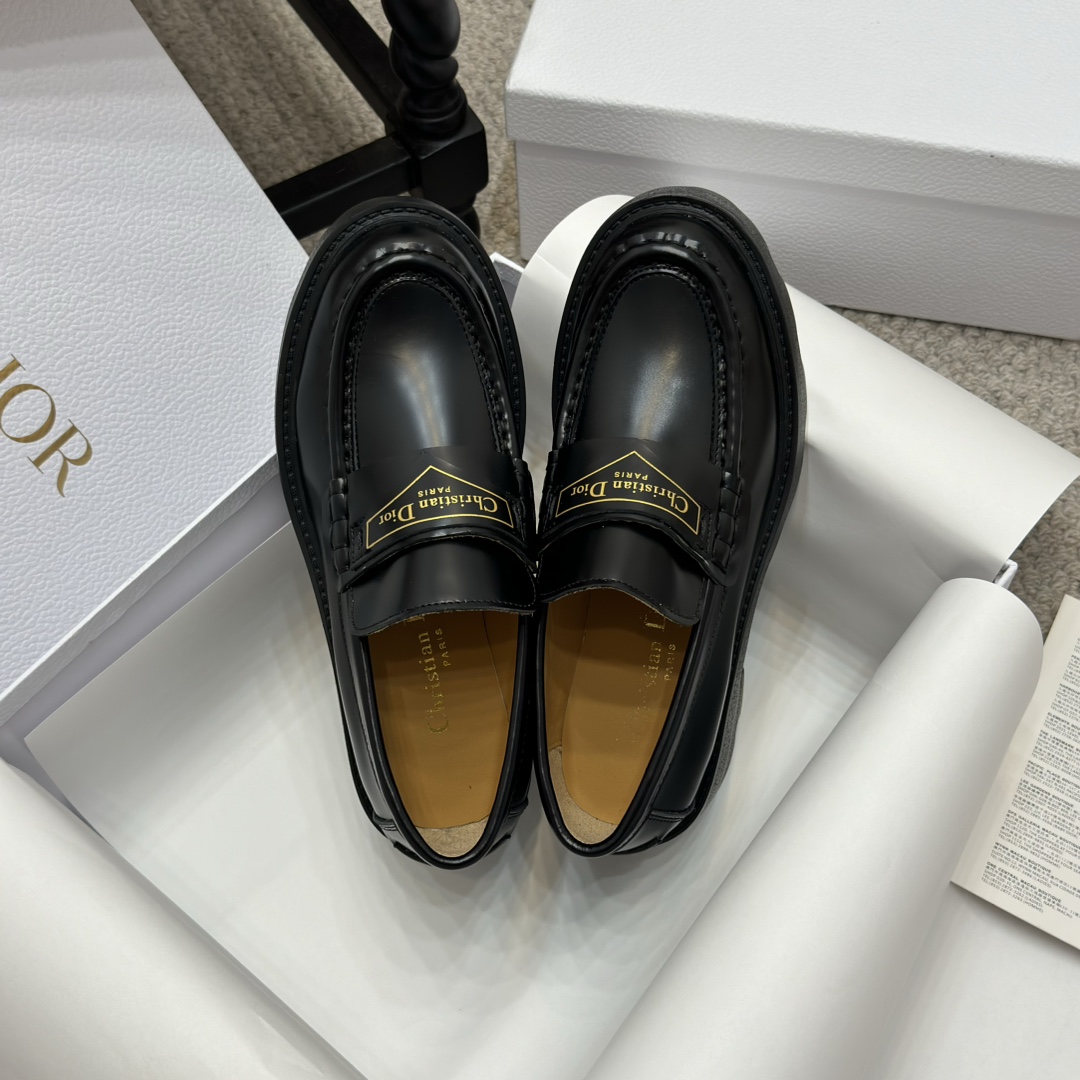 NO:409845,The official website synchronizes DIOR CHRONO. High-version 25ss annual counter new products. New autumn and winter loafers ~ top quality. Purchase the original version and carefully crafted to replicate the original version and the style is super positive. A beautiful shoe and top version matching item that major celebrities have planted grass is effortless and fashionable outfit. The temperament of footwear is casual, commuter office workers, fashionable streets, date casually. The front is decorated with the golden Christian Dior PARIS logo. Dior's extraordinary exquisite craftsmanship is incorporated into the classic design. Reinterpret the classic design. The details are full... The quality is completely consistent with the counter. Material - imported beaded beaded cowhide. The inner foot is fully cowhide. The original mold is equipped with the counter original packaging.  SIZE35-40, loafers, dior, dior, loafers, cowhide19860909官网同步 DIOR CHRONO 迪奥.高版本25ss年度专柜新品. 秋冬新款乐福鞋～顶级品质. 购入原版,精心打造、只为复刻原版一致、版型超正. 各大明星网红纷纷种草的一款美鞋、顶版搭配单品里就是毫不费力的时髦穿搭. 上脚气质 随性 通勤上班族 时髦街头.约会随意休闲. 正面饰以金色Christian Dior PARIS标志. 再融入 Dior 非凡的精湛工艺. 重新诠释经典设计.细节满满…品质完全与专柜一致. 材质-进口开边珠牛皮. 内里垫脚全牛皮. 原版开模大底. 配置专柜原版包装. SIZE35-40,乐福鞋,dior,dior,loafers,cowhide,Women's Shoes