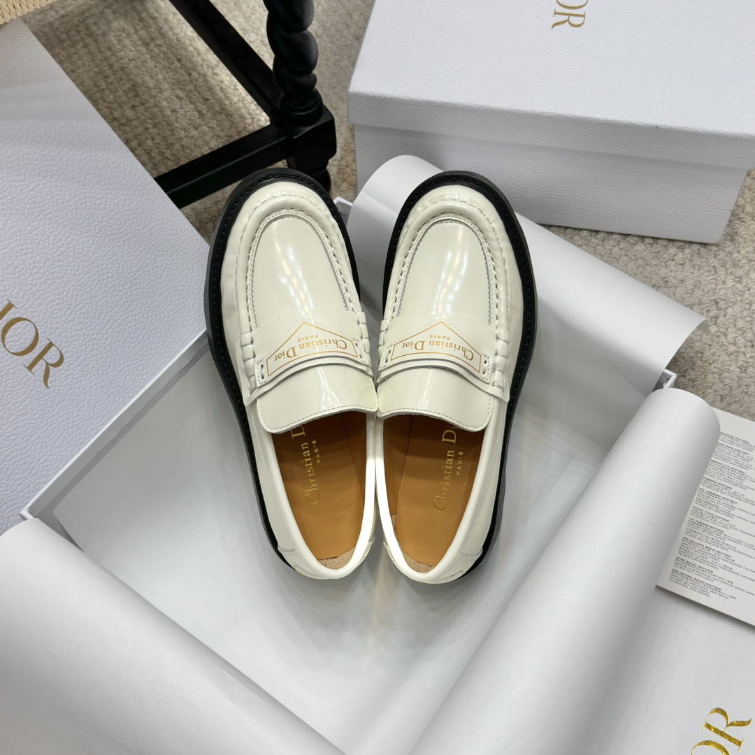 NO:409849,The official website synchronizes DIOR CHRONO. High-version 25ss annual counter new products. New autumn and winter loafers ~ top quality. Purchase the original version and carefully crafted to replicate the original version and the style is super positive. A beautiful shoe and top version matching item that major celebrities have planted grass is effortless and fashionable outfit. The temperament of footwear is casual, commuter office workers, fashionable streets, date casually. The front is decorated with the golden Christian Dior PARIS logo. Dior's extraordinary exquisite craftsmanship is incorporated into the classic design. Reinterpret the classic design. The details are full... The quality is completely consistent with the counter. Material - imported beaded beaded cowhide. The inner foot is fully cowhide. The original mold is equipped with the counter original packaging.  SIZE35-40, loafers, dior, dior, loafers, cowhide19860909官网同步 DIOR CHRONO 迪奥.高版本25ss年度专柜新品. 秋冬新款乐福鞋～顶级品质. 购入原版,精心打造、只为复刻原版一致、版型超正. 各大明星网红纷纷种草的一款美鞋、顶版搭配单品里就是毫不费力的时髦穿搭. 上脚气质 随性 通勤上班族 时髦街头.约会随意休闲. 正面饰以金色Christian Dior PARIS标志. 再融入 Dior 非凡的精湛工艺. 重新诠释经典设计.细节满满…品质完全与专柜一致. 材质-进口开边珠牛皮. 内里垫脚全牛皮. 原版开模大底. 配置专柜原版包装. SIZE35-40,乐福鞋,dior,dior,loafers,cowhide,Women's Shoes