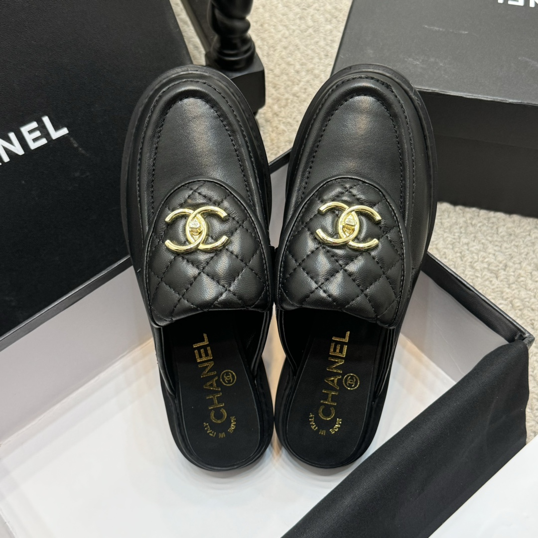 NO:231588,CHANE's latest flip-top half slippers. Classic logo decoration is simple and elegant. Exquisite and high-end feel. It is versatile and age-reducing. All kinds of outfits can be controlled. Imported sheepskin with upper, inner footbed sheepskin Italian leather outsole. Size 35-42, semi-torque, chanel, slippers, sheepskin, Leather soles19860909专柜同步 CHANE*新款翻盖半拖鞋 经典logo装饰简约大气 精致的高级感 百搭又减龄 各种穿搭都能驾驭. 鞋面进口羊皮 内里垫脚羊皮 意大利真皮大底 尺码35-42,半拖,chanel,slippers,sheepskin,Leather soles,Women's Shoes