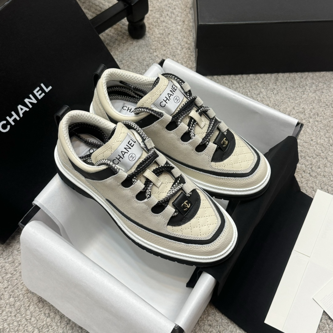 NO:236001,Purchase grade *Xiaoxiang new diamond-shaped color-blocking sneakers | Original purchase The suede diamond-shaped and black and white color-blocking spliced ​​together makes it full of high-end feeling!  Easy to wear and match every day!  Material and crafts Original suede/calf leather fabric Original special brie Diamond electric embroidery craftsmanship Double C-clad buckle Two-color rubber sole Size35-40, casual shoes/sports shoes, sneakers, cowhide, chamois leather19860909代购级 *小香新款菱格拼色运动鞋｜原版购入 麂皮菱格和黑白拼色拼接在一起就是高级感满满！日常轻松好穿好搭配！ 材质与工艺 原版麂皮/小牛皮面料 原版特殊布里 菱格电绣工艺 鞋面双C饰扣 双色橡胶鞋底 Size35-40,休闲鞋/运动鞋,sneakers,cowhide,chamois leather,Women's Shoes