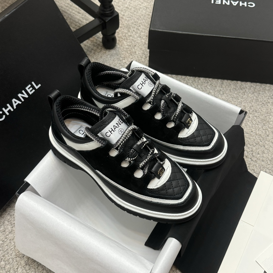 NO:256273,Purchase grade *Xiaoxiang new diamond-shaped color-blocking sneakers | Original purchase The suede diamond-shaped and black and white color-blocking spliced ​​together makes it full of high-end feeling!  Easy to wear and match every day!  Material and crafts Original suede/calf leather fabric Original special brie Diamond electric embroidery craftsmanship Double C-clad buckle Two-color rubber sole Size35-40, casual shoes/sports shoes, sneakers, cowhide, chamois leather19860909代购级 *小香新款菱格拼色运动鞋｜原版购入 麂皮菱格和黑白拼色拼接在一起就是高级感满满！日常轻松好穿好搭配！ 材质与工艺 原版麂皮/小牛皮面料 原版特殊布里 菱格电绣工艺 鞋面双C饰扣 双色橡胶鞋底 Size35-40,休闲鞋/运动鞋,sneakers,cowhide,chamois leather,Women's Shoes