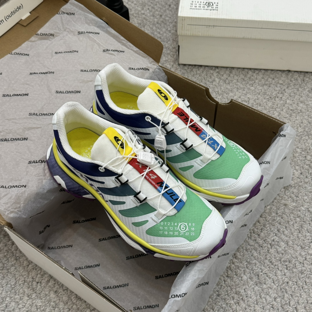 NO:259535,Couple model SALOMON x MM6 Magira Co-branded X-Alp series Couple model Outdoor casual sports shoes Muller semi-slippers Original purchase and development Made this X-AIp, which is newly interpreted by MM6, focuses on its aerodynamic appearance, with the iconic white and cream color bringing urban style. The MM6 digital logo on the tongue is like a handmade seal, complementing SALOMON's bold and high-tech LOGO. The other pair is made of pure black to highlight the textured details. The iconic sneakers are refined into a new urban classic, bringing a quiet atmosphere to SALOMON. The delivery counter is exquisitely packaged. Fabric: original imported cowhide   breathable mesh. The inner original imported breathable mesh. The sole original open mold and anti-slip rubber outsole. The bottom thickness is 4CM  Size: Women's 35-40 / Men's 39-45, casual shoes/sports shoes, loro piana,masion margiela,masion margiela,sneakers,slippers,cowhide19860909情侣款 SALOMON萨洛蒙x MM6马吉拉 联名 X-Alp系列 情侣款 户外 休闲 运动鞋 穆勒 半拖鞋 原版购入开发 做货 这款由MM6全新演绎的X-AIp专注于其空气动力学的外观上,标志性白色与奶油色带来都市风格.鞋舌上的MM6 数字标志就像一枚手工印章,与SALOMON大胆而高科技的LOGO相得益彰.另一双则以纯粹的黑色打造,突出富质感的细节,标志性运动鞋被提炼为新的都市经典 为 SALOMON带来静谧气息 配送专柜精美包装 面料:原版进口牛皮 透气网面 内里原版进口透气网里 鞋底原版开模防滑橡胶大底 底厚4CM Size:女款35-40 / 男款39-45,休闲鞋/运动鞋,loro piana,masion margiela,masion margiela,sneakers,slippers,cowhide,Women's Shoes